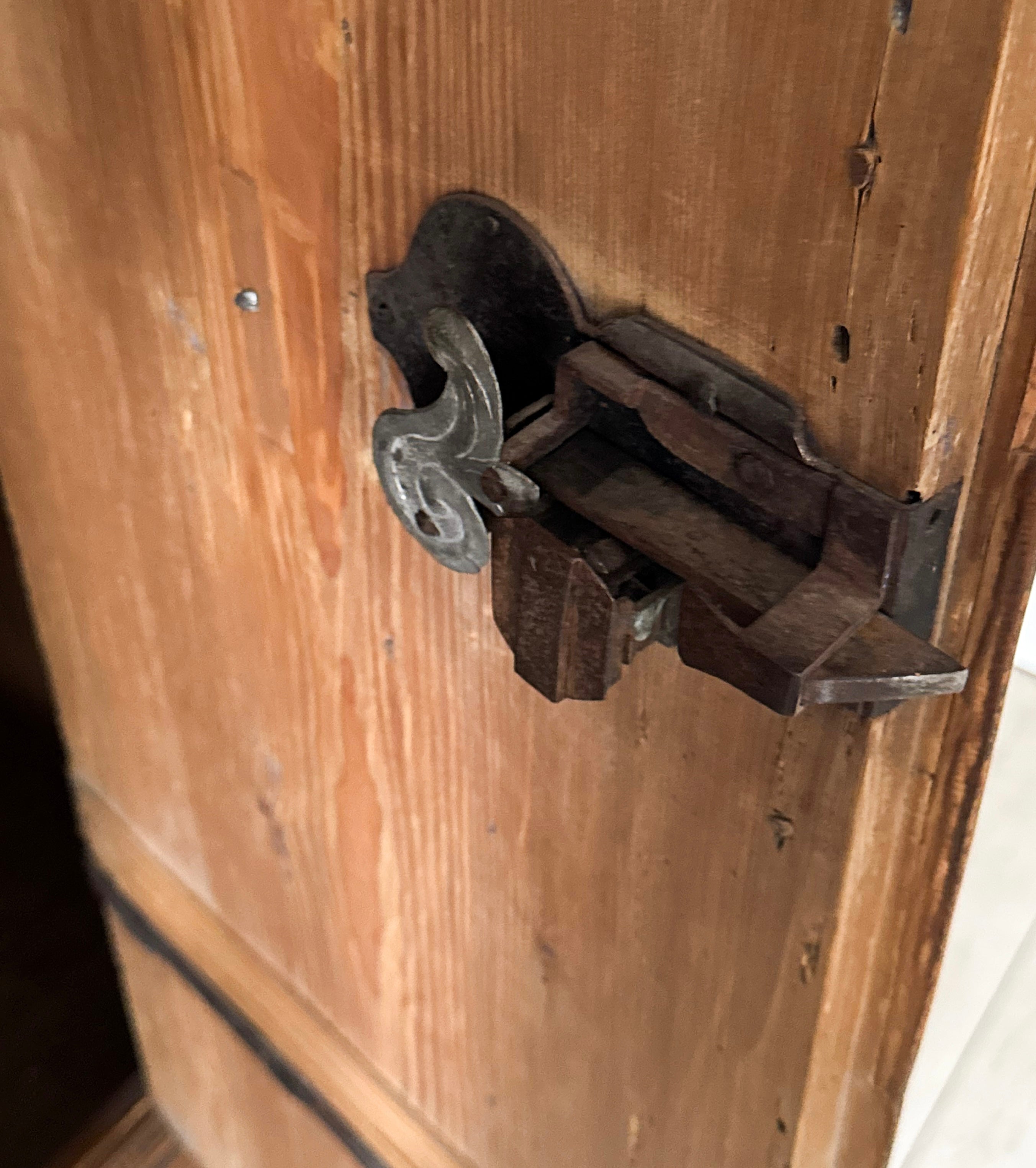 ANTIKER BAUERNSCHRANK AUS DER BAROCKZEIT HANDBEMALT 1780