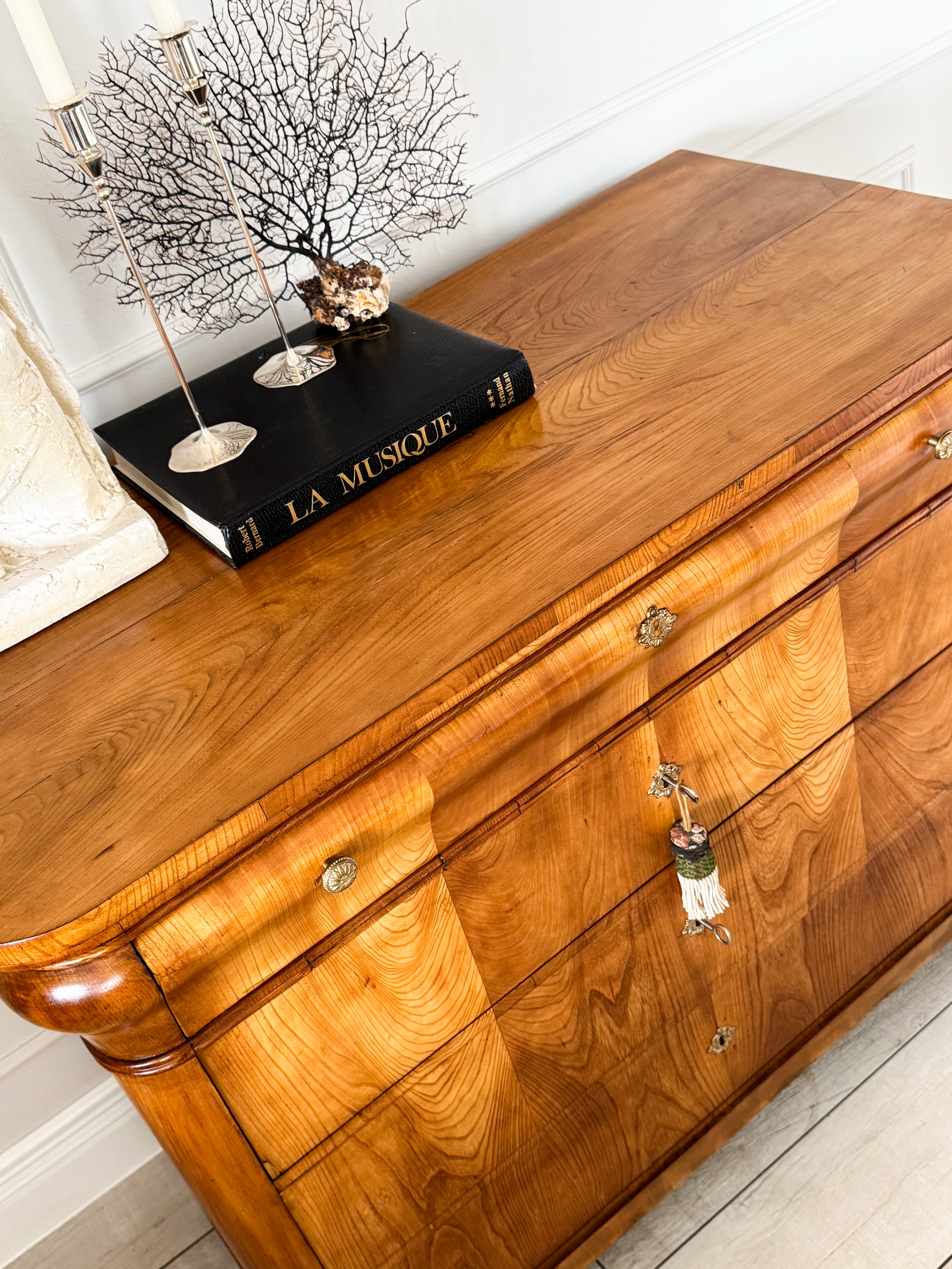 FINE ANTIQUE BIEDERMEIER CHEST OF DRAWERS