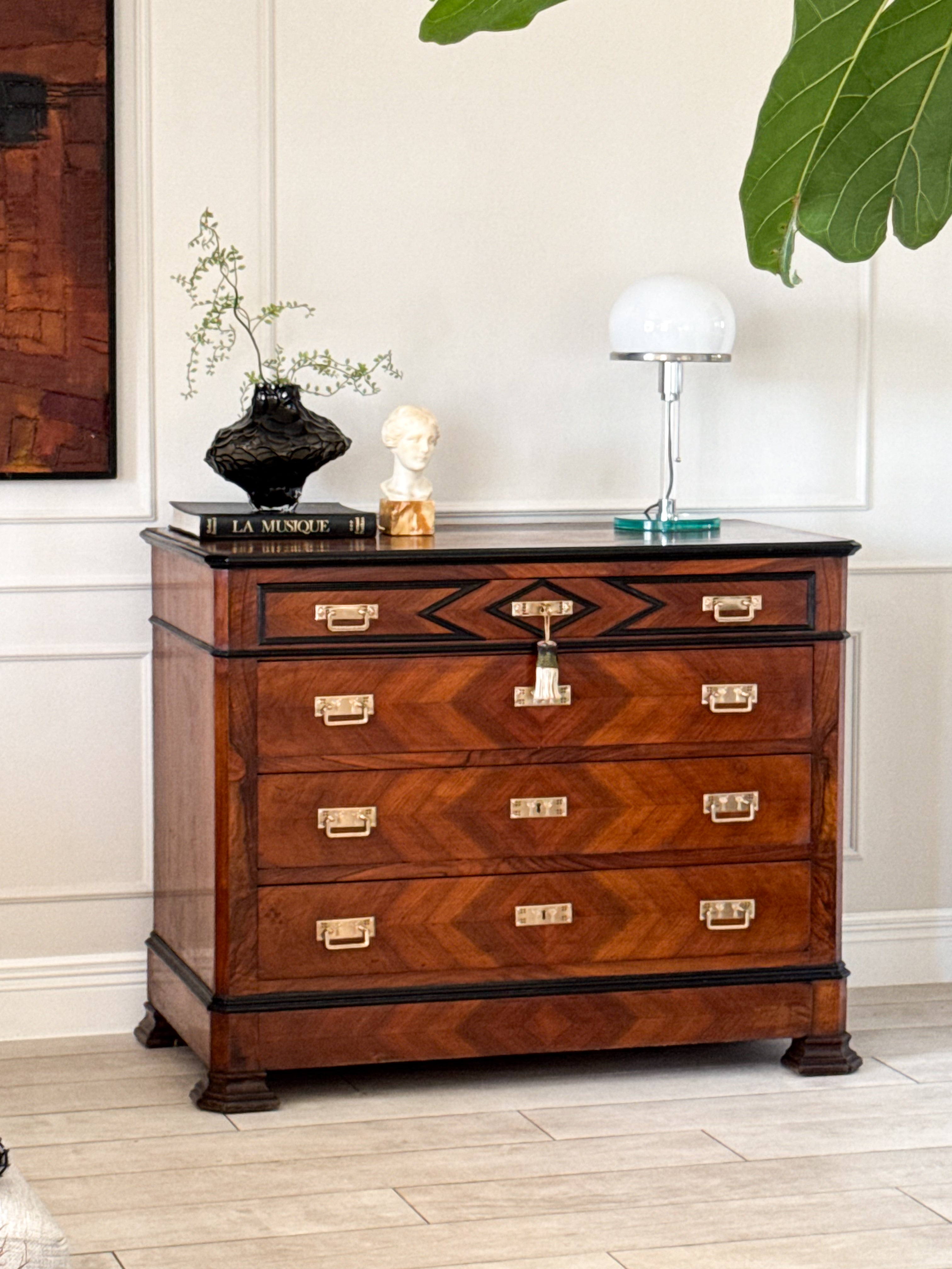 ELEGANTE FRANZÖSISCHE KOMMODE AUS NUSSBAUM