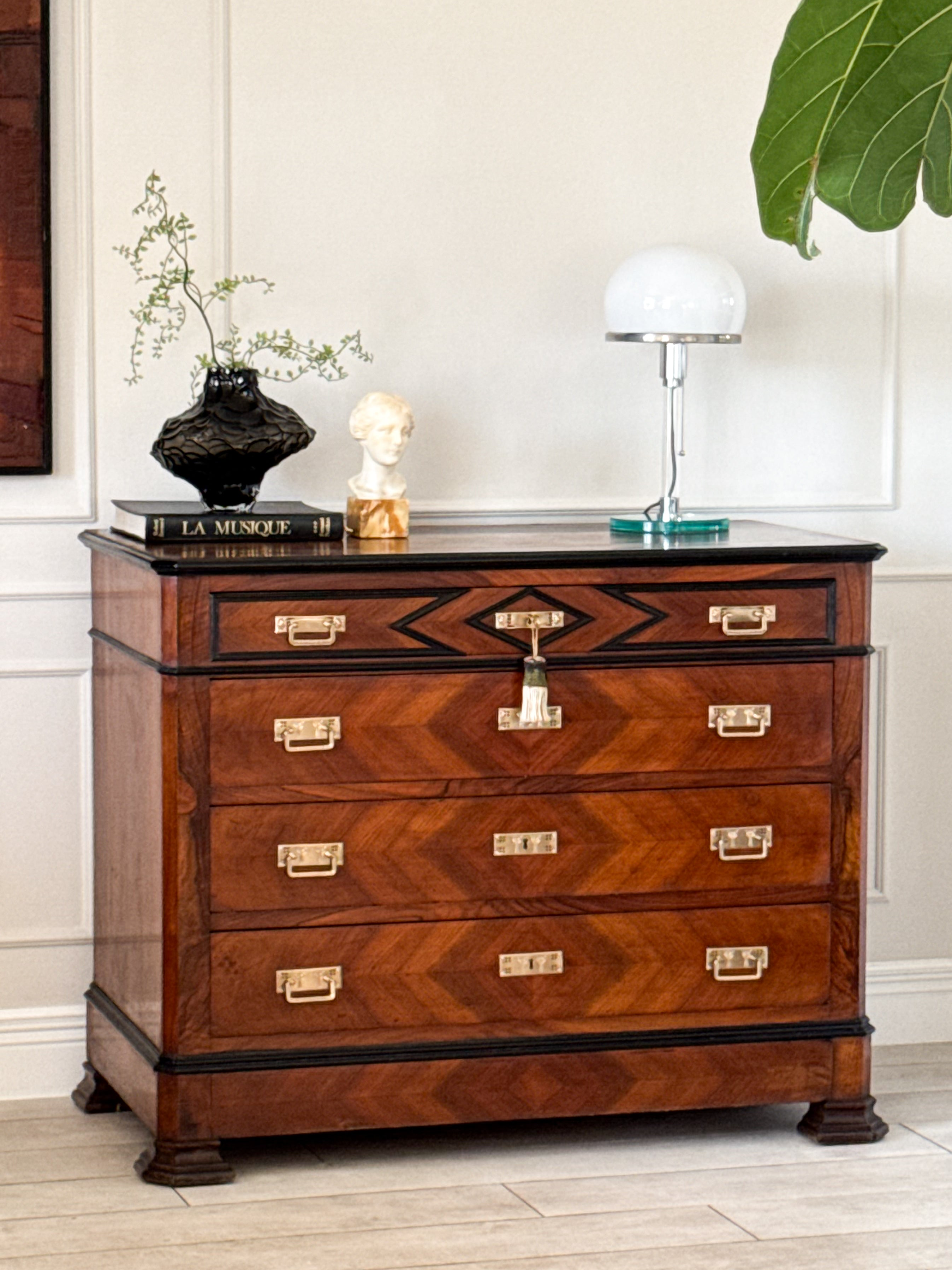 ELEGANTE FRANZÖSISCHE KOMMODE AUS NUSSBAUM