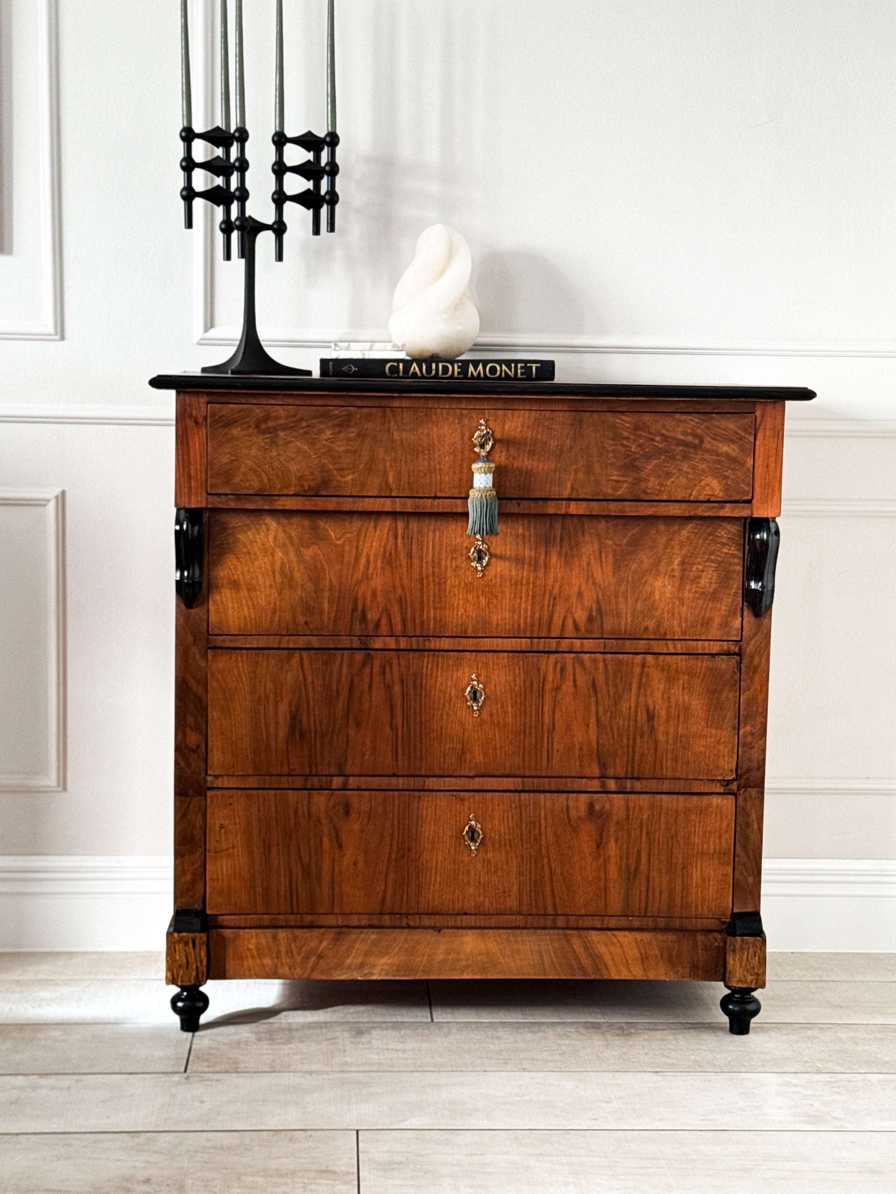 HÜBSCHE ANTIKE KOMMODE AUS NUSSBAUM