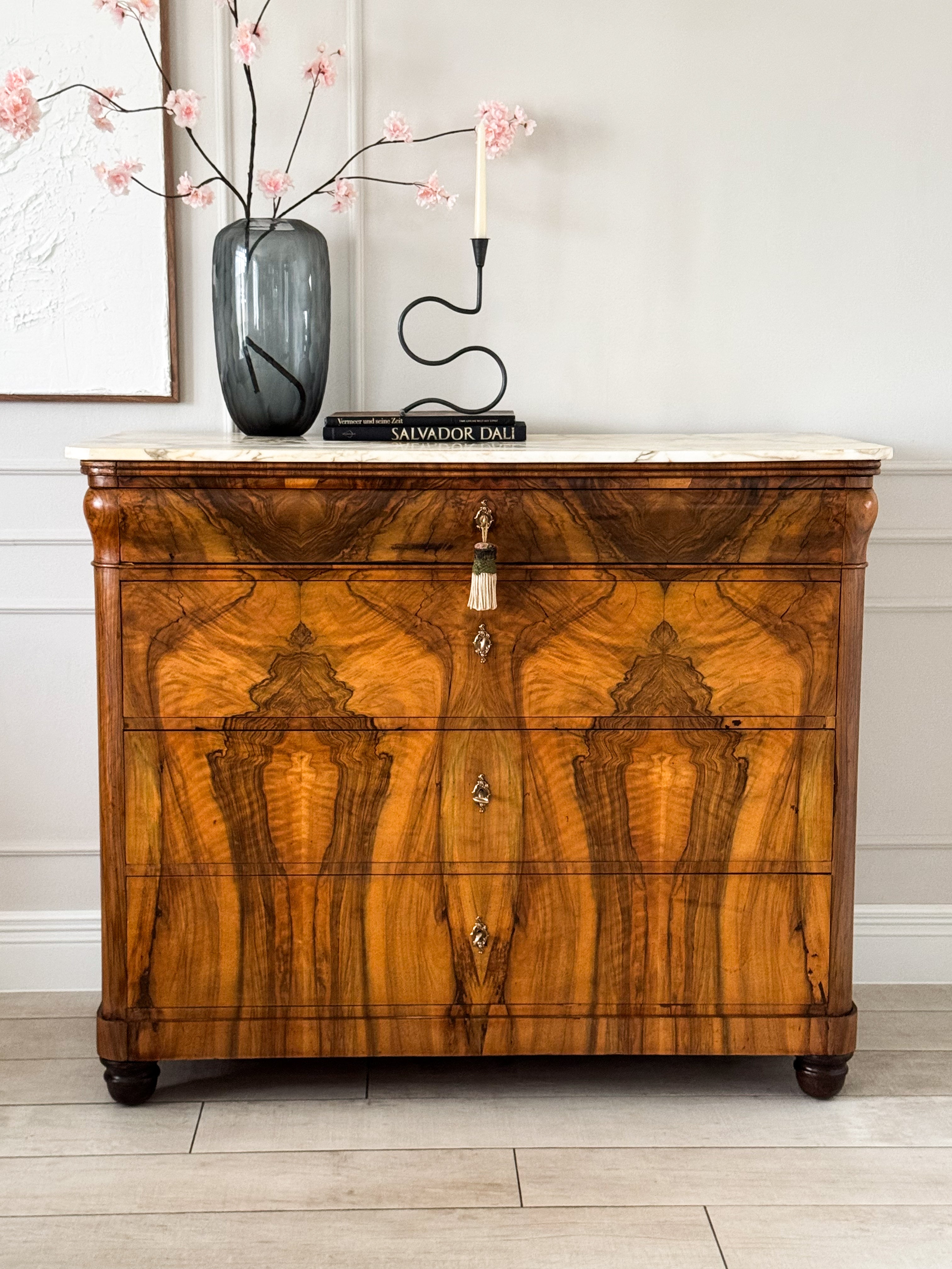 ANTIKE BIEDERMEIER KOMMODE MIT MARMORPLATTE NUSSBAUM SCHÖNE MASERUNG