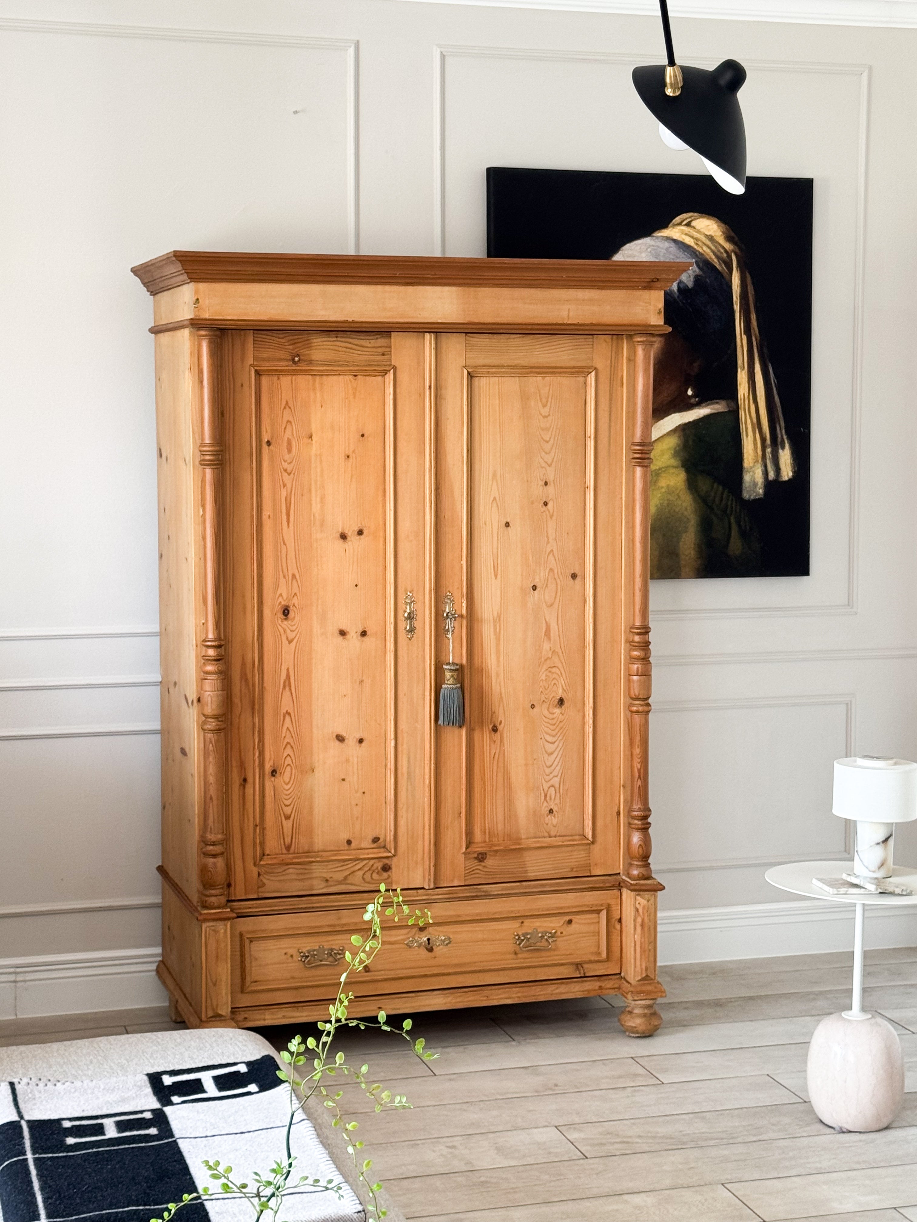 ELEGANTER ANTIKER WEICHHOLZSCHRANK UM 1900