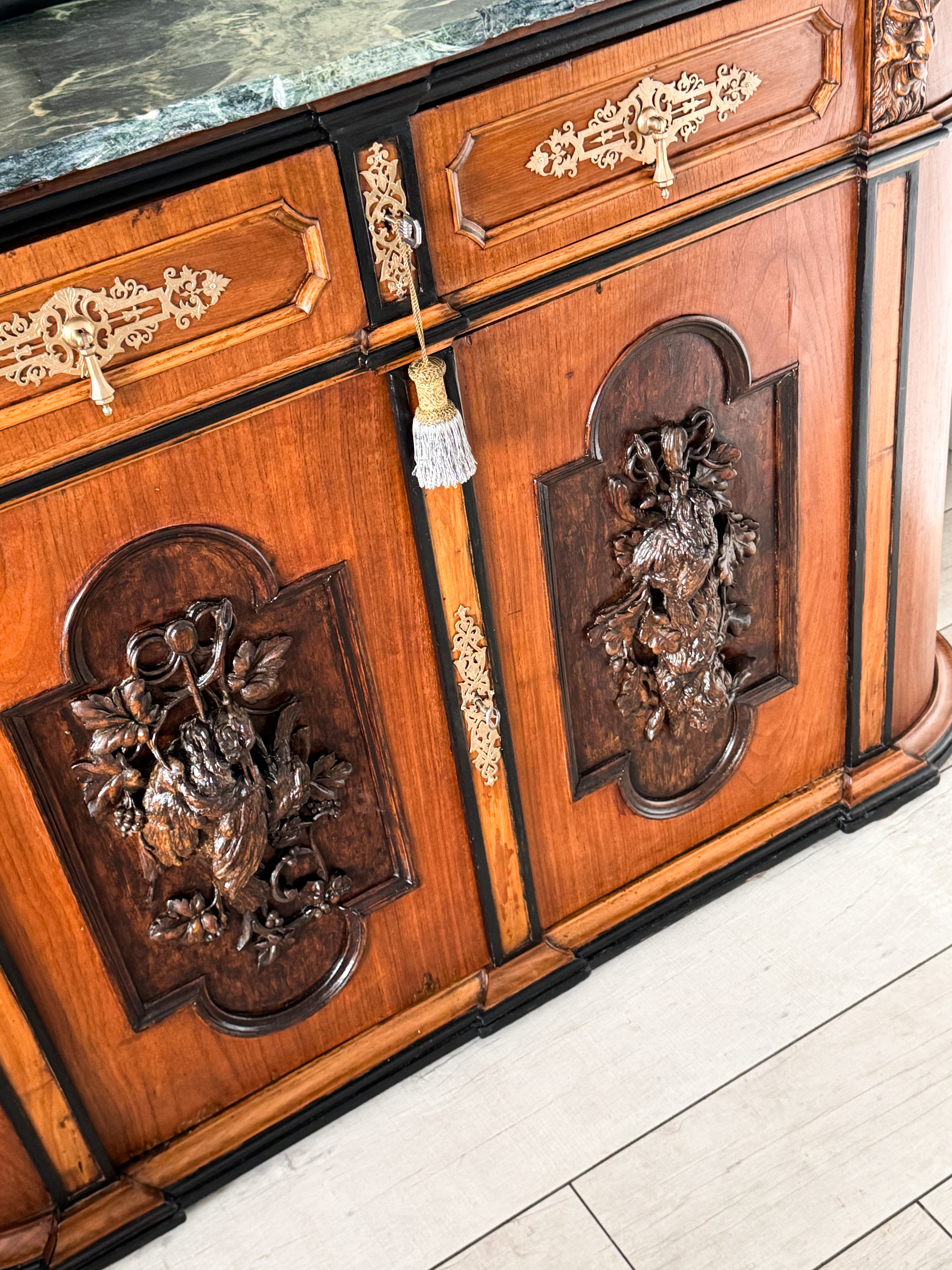 AUSGEFALLENE ANTIKE ANRICHTE MIT MARMORPLATTE