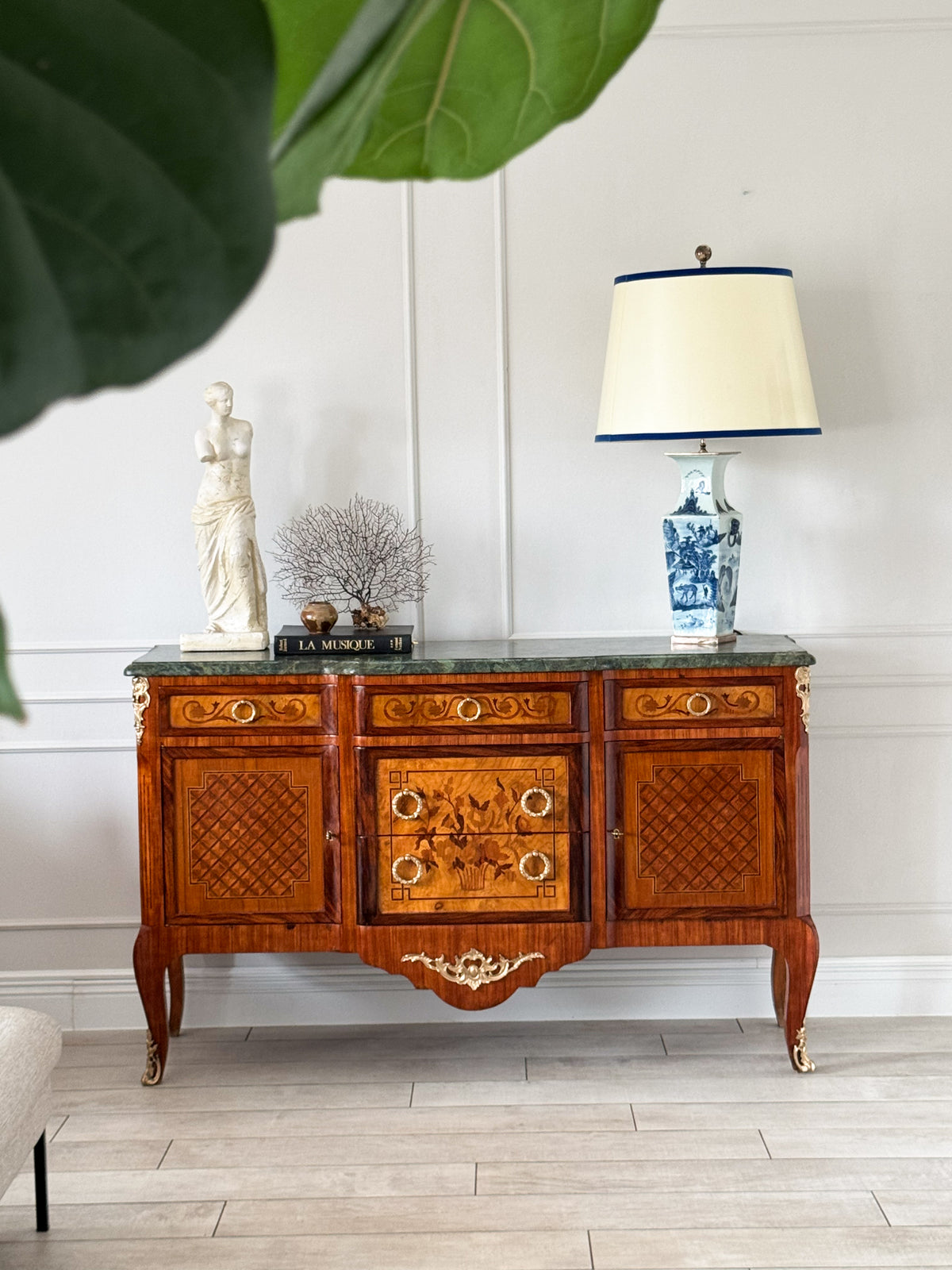 ANTIKES FRANZÖSISCHES SIDEBOARD MIT MARKETERIE UND MARMORPLATTE