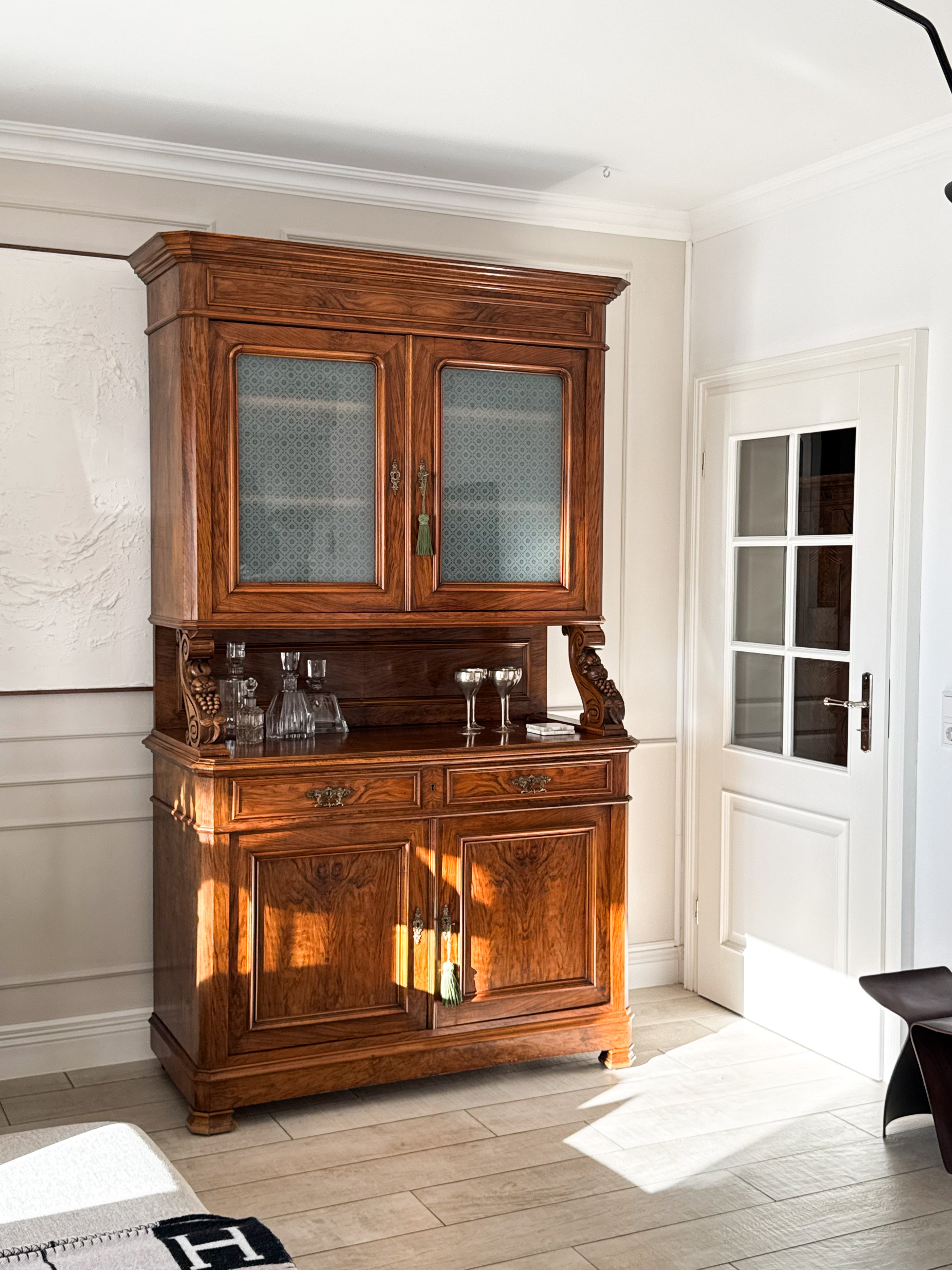 ANTIKER FRANZÖSISCHER BUFFETSCHRANK AUS NUSSBAUM