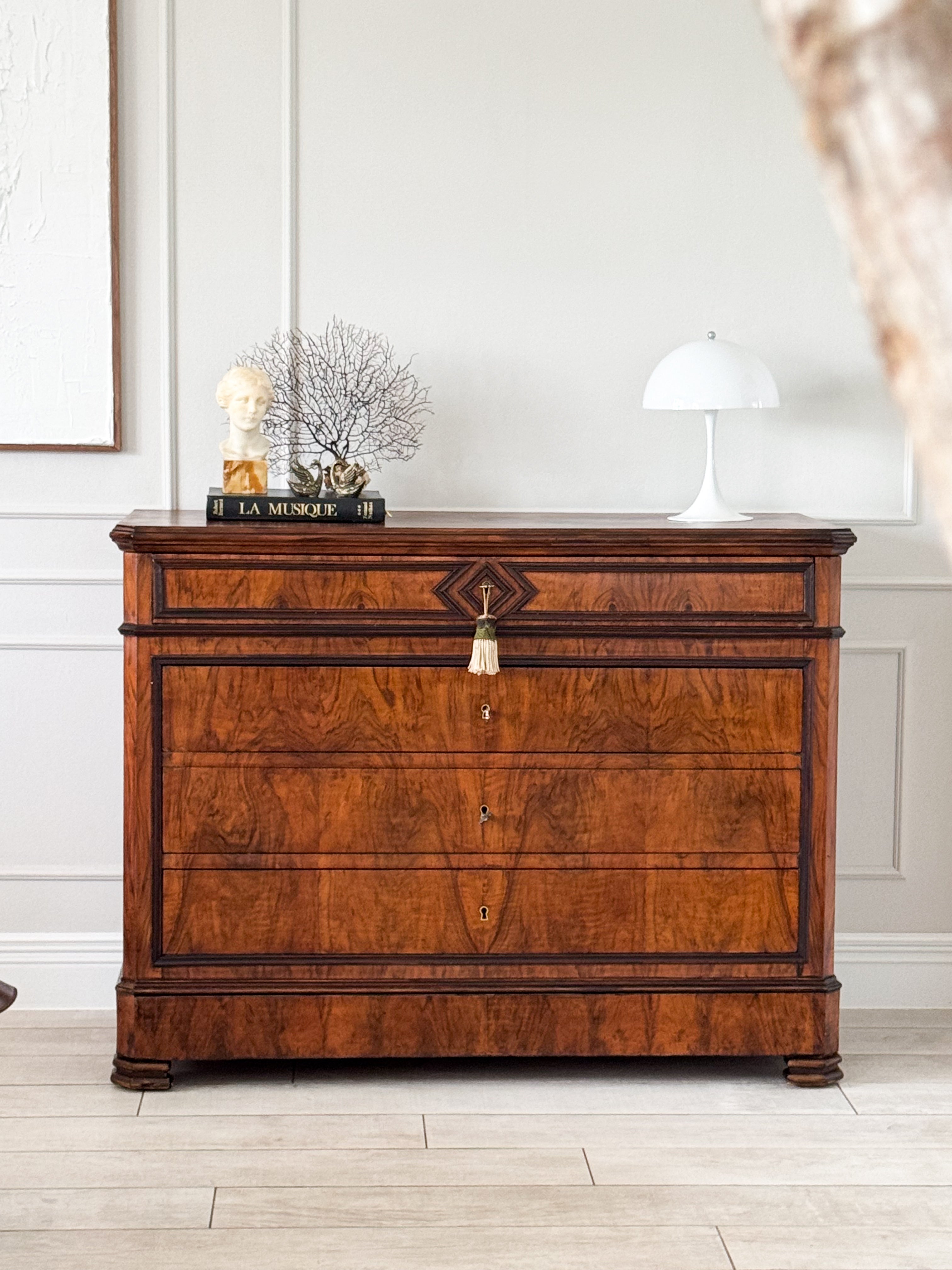 ELEGANTE FRANZÖSISCHE KOMMODE AUS NUSSBAUM
