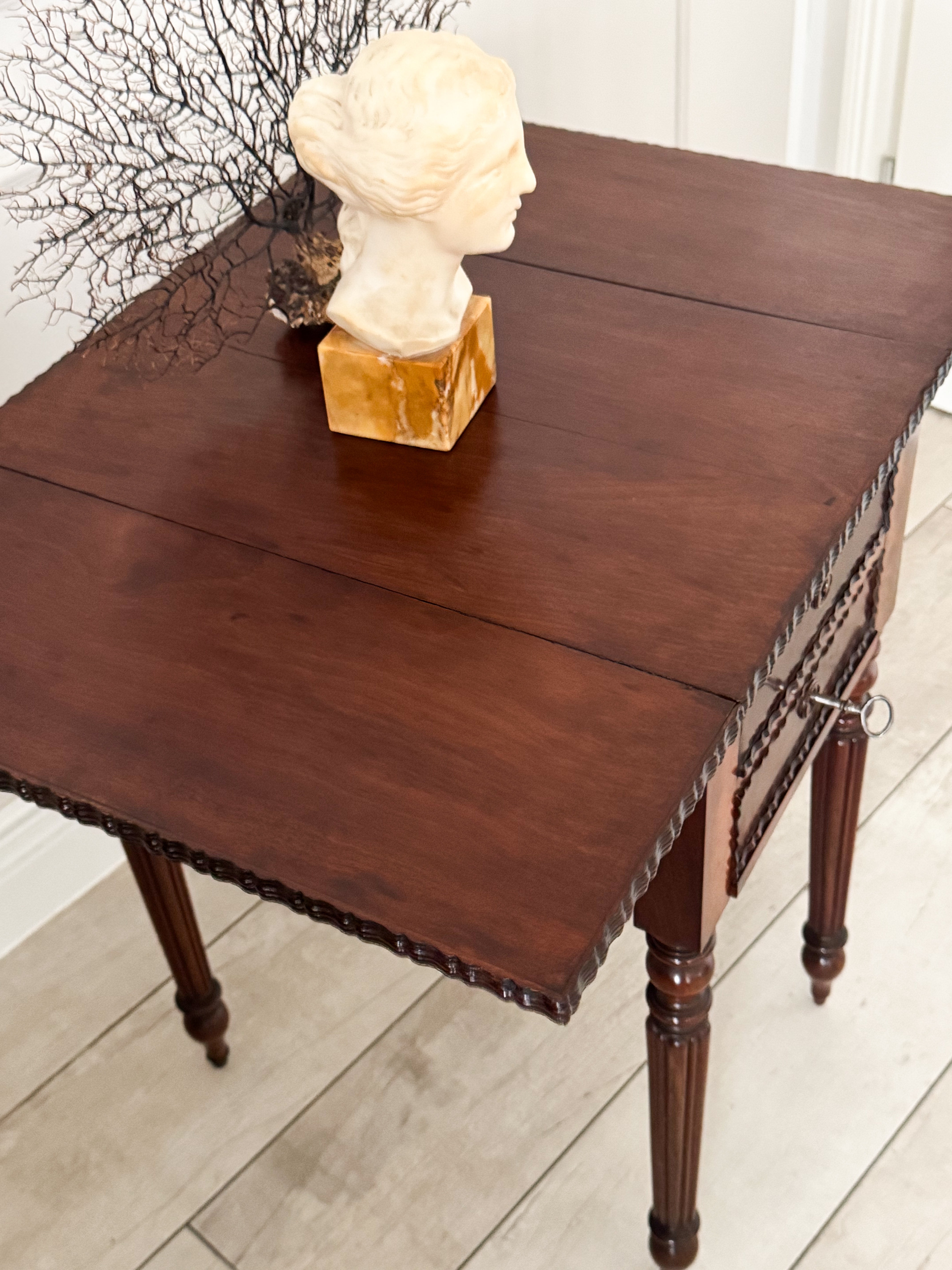 ANTIKER PEMBROKE TABLE MADE OF WALNUT