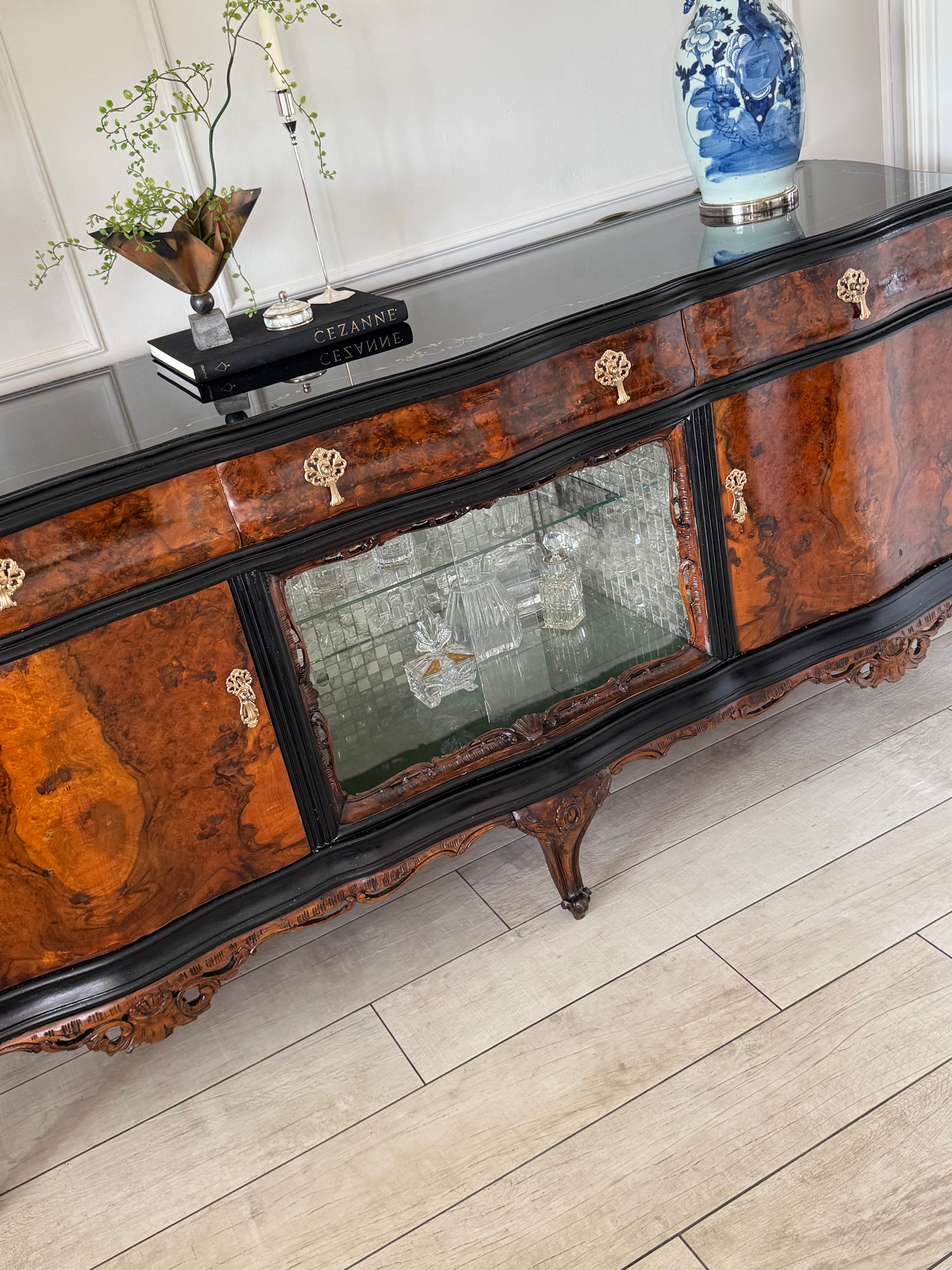 AUSGEFALLENES ANTIKES SIDEBOARD MIT BAR