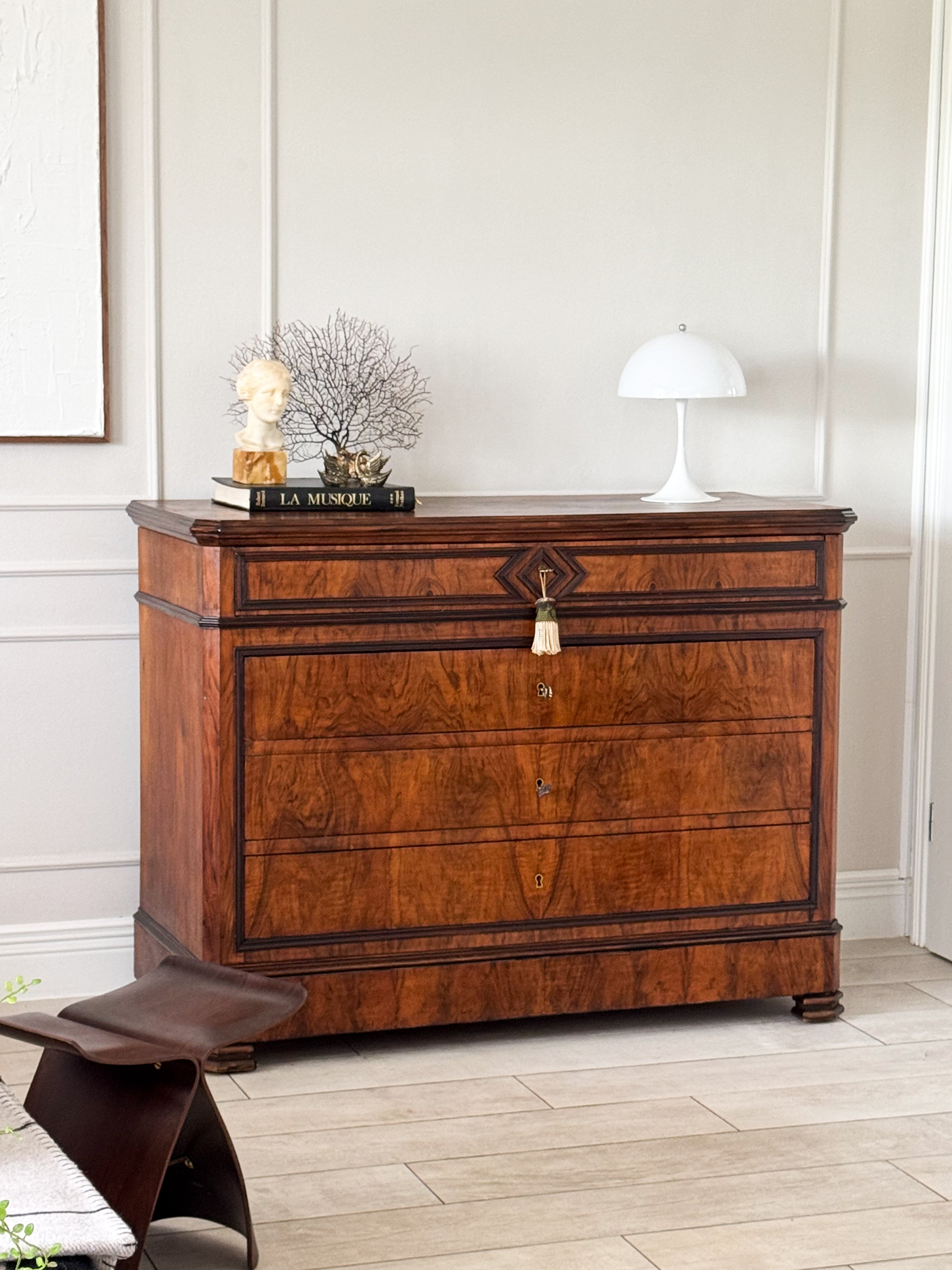 ELEGANTE FRANZÖSISCHE KOMMODE AUS NUSSBAUM