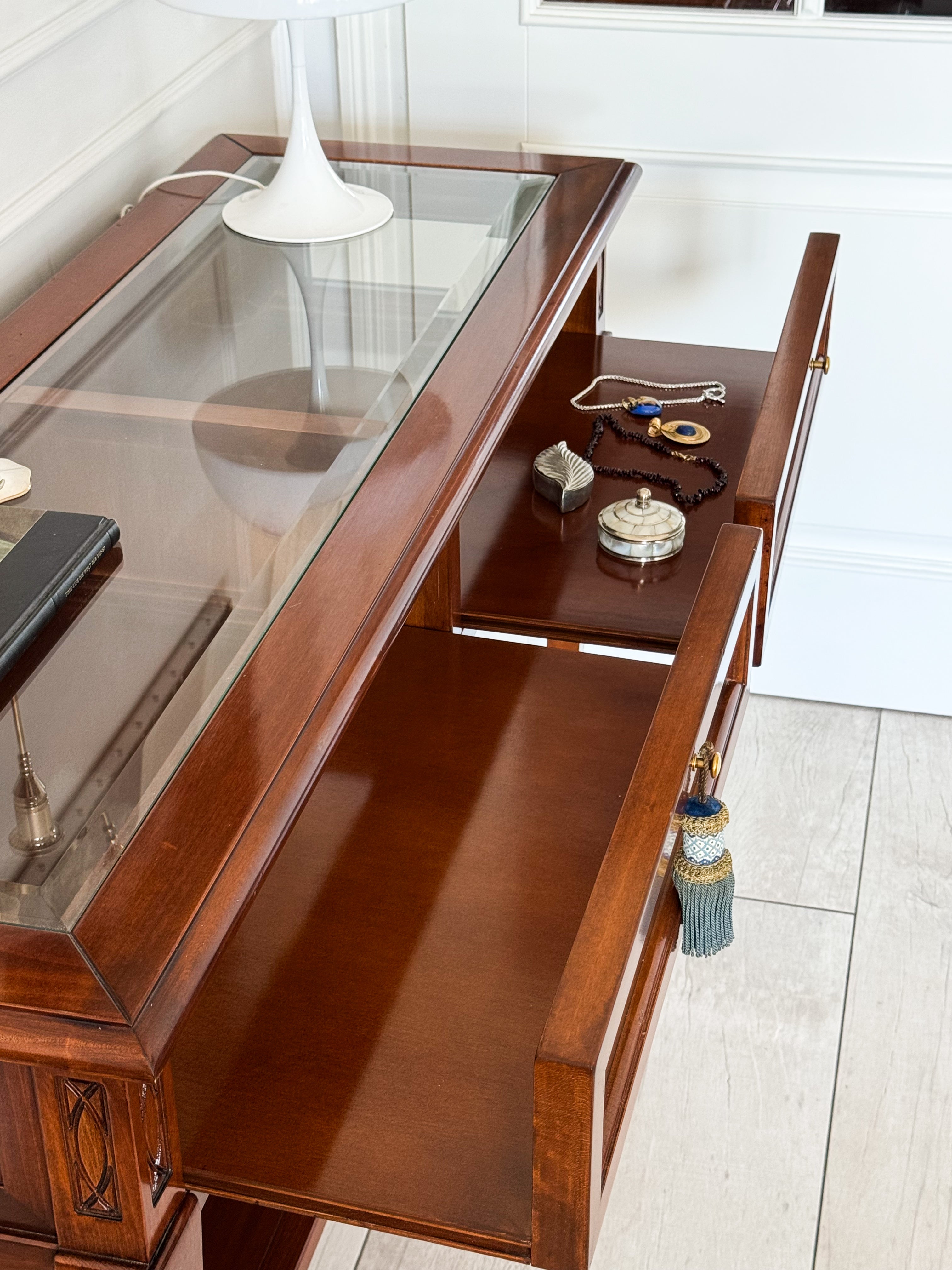 VINTAGE KONSOLENTISCH MIT VITRINE IN NUSSBAUM
