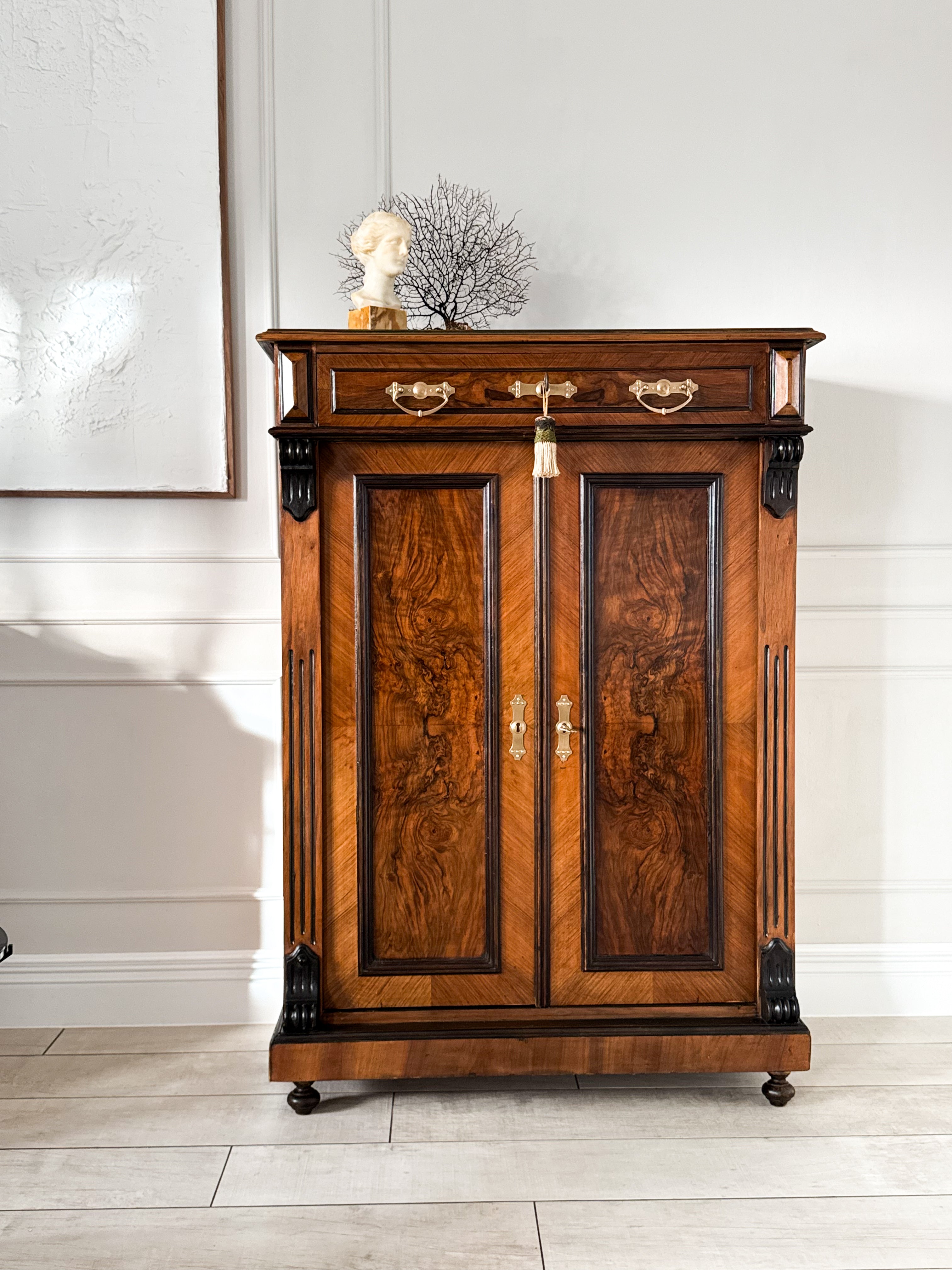 ANTIKER VERTIKOSCHRANK IN NUSSBAUM GRÜNDERZEIT