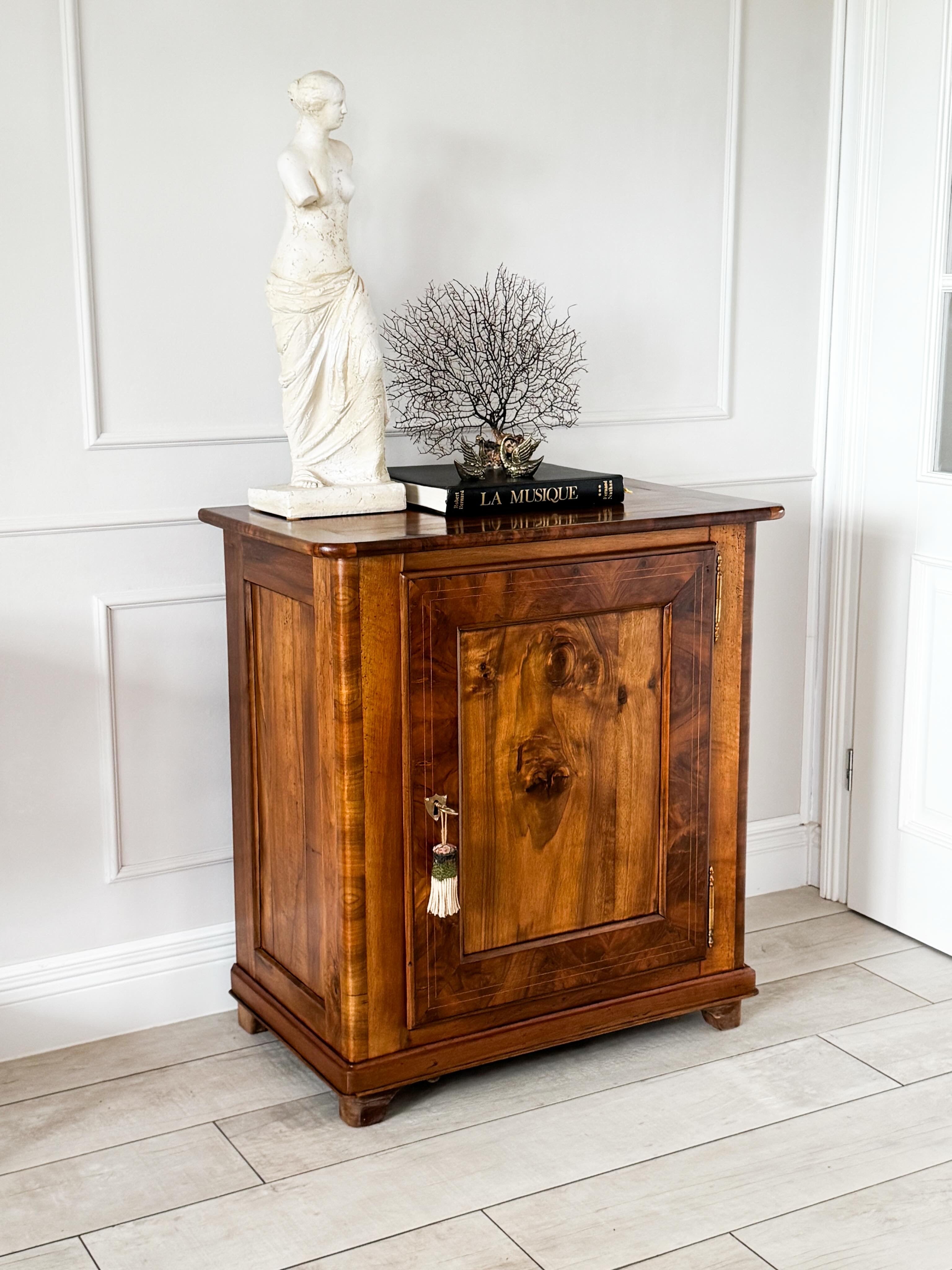 ANTIKER BIEDERMEIER HALBSCHRANK NUSSBAUM VOLLHOLZ