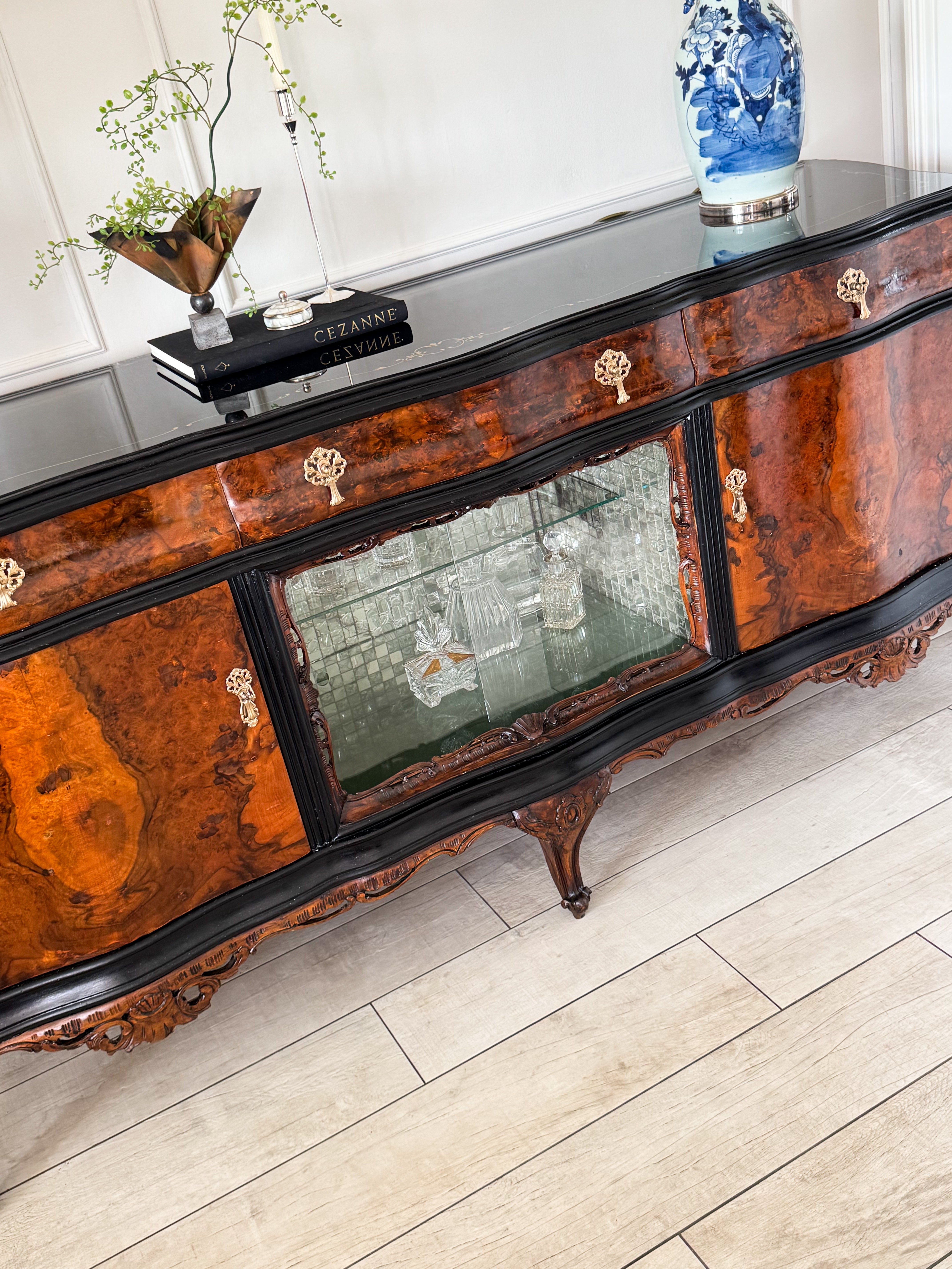 AUSGEFALLENES ANTIKES SIDEBOARD MIT BAR