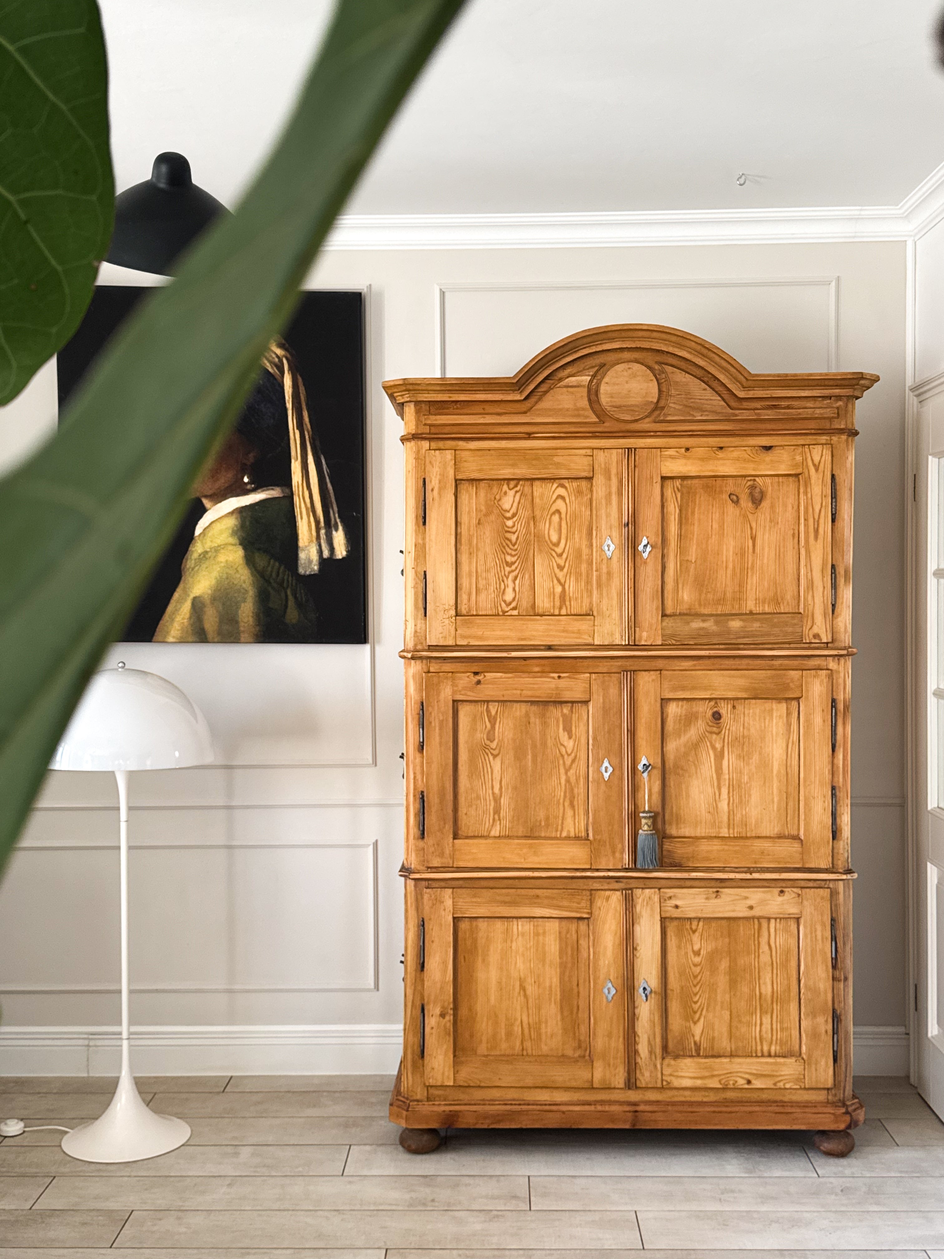 ANTIKER BRANDSCHRANK AUS WEICHHOLZ UM 1820