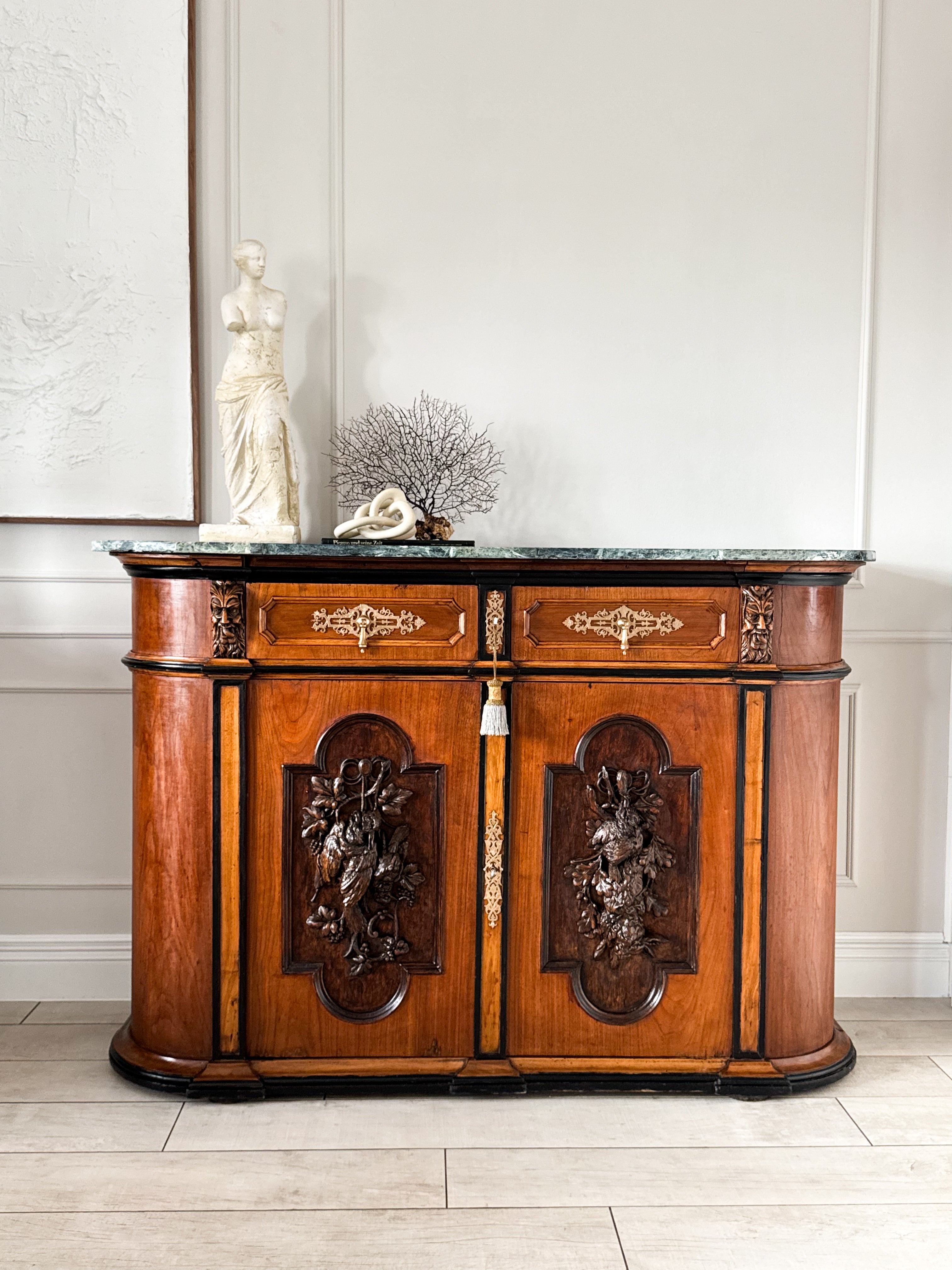 AUSGEFALLENE ANTIKE ANRICHTE MIT MARMORPLATTE