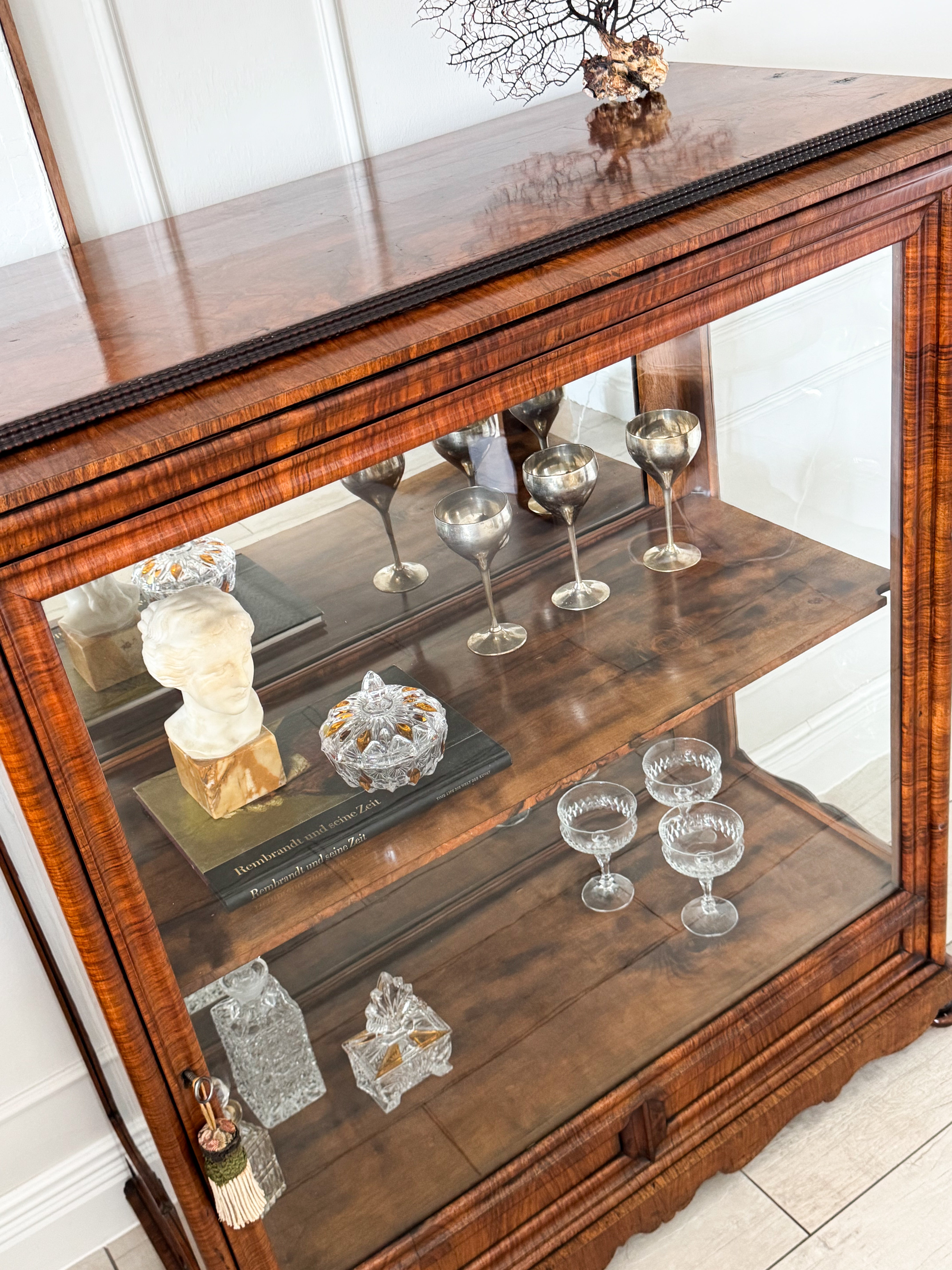 EDLER ANTIQUE BIEDERMEIER DISPLAY CABINET IN WALNUT 