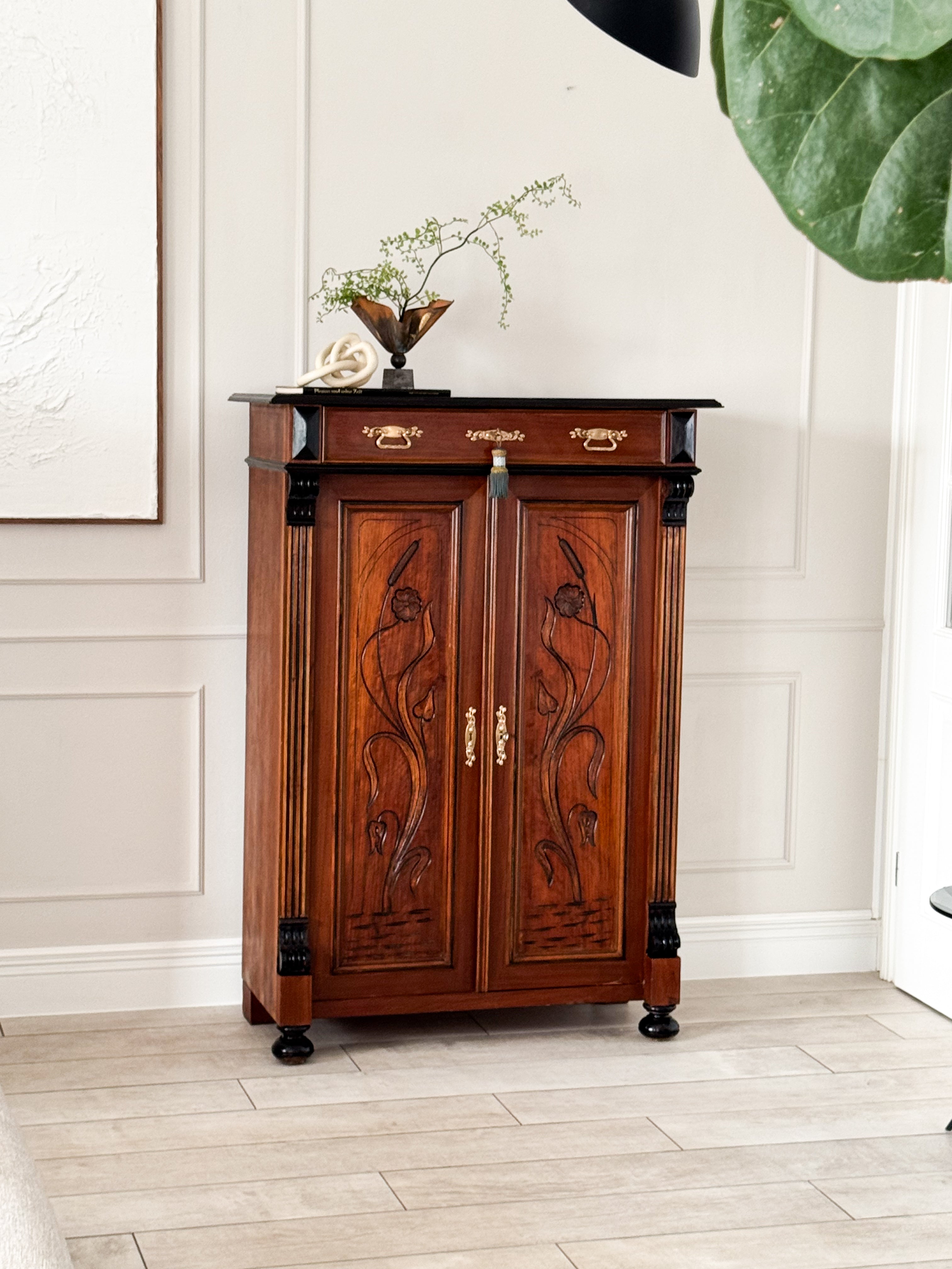 ANTIKER VERTIKOSCHRANK IN NUSSBAUM GRÜNDERZEIT