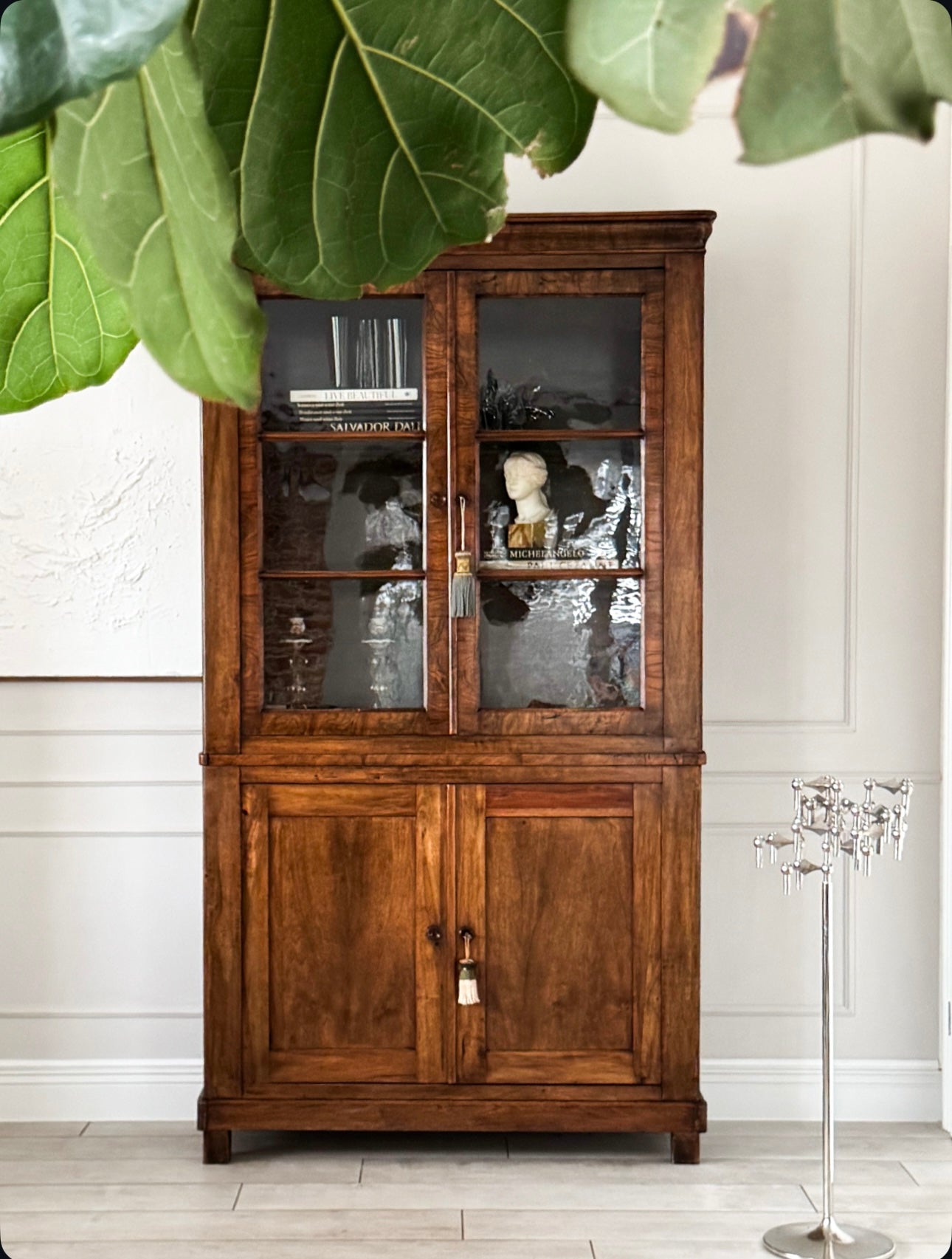 ANTIKER BIEDERMEIER VITRINENSCHRANK BÜCHERSCHRANK NUSSBAUM