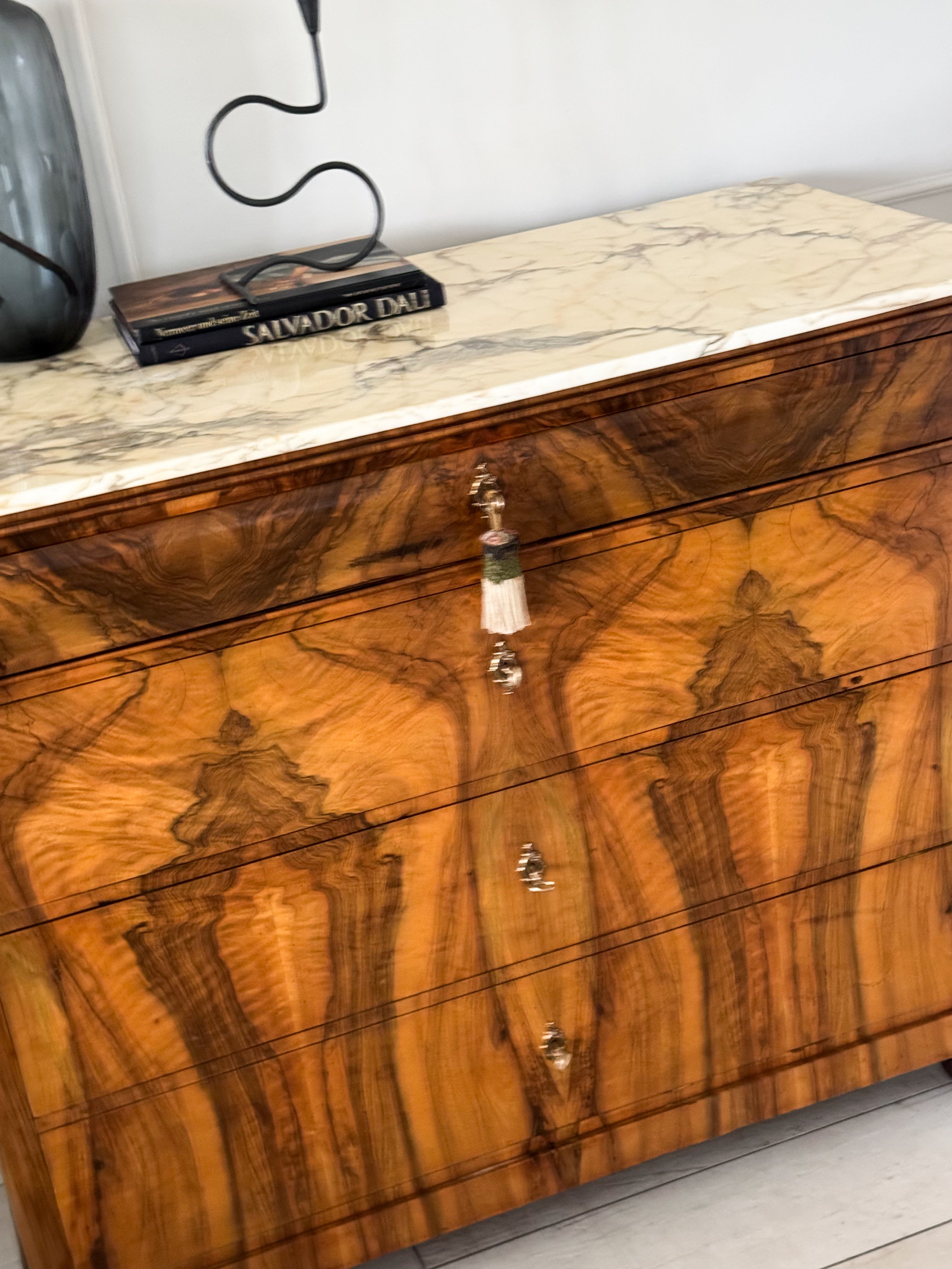 ANTIKE BIEDERMEIER KOMMODE MIT MARMORPLATTE NUSSBAUM SCHÖNE MASERUNG