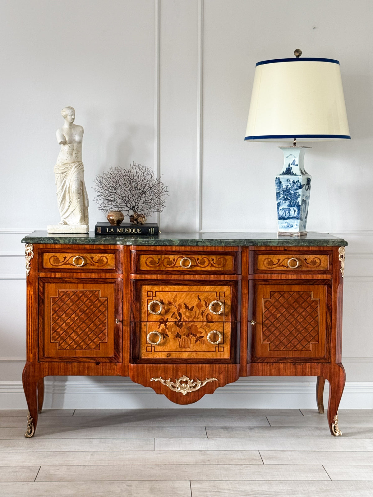 ANTIKES FRANZÖSISCHES SIDEBOARD MIT MARKETERIE UND MARMORPLATTE