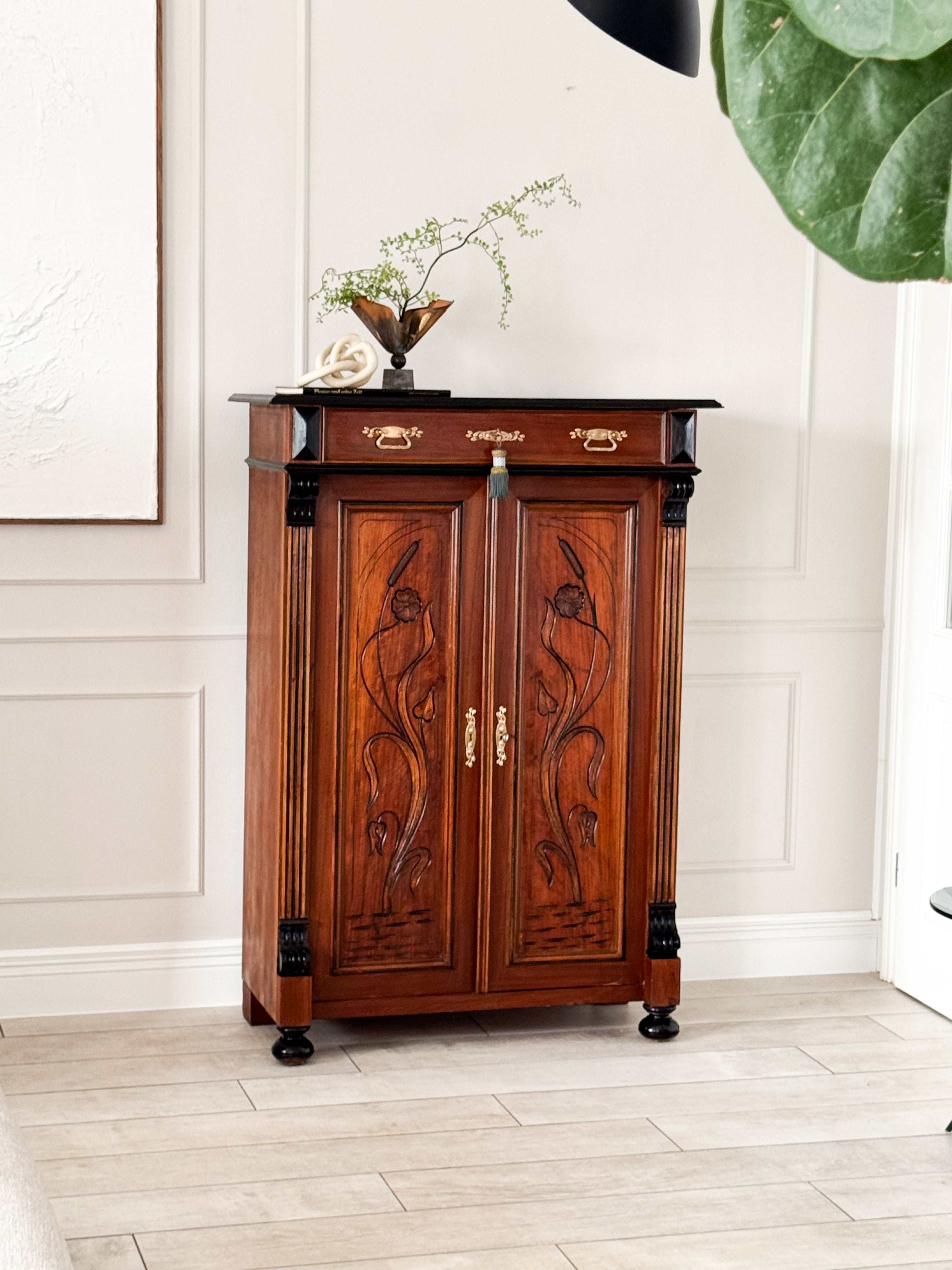ANTIKER VERTIKOSCHRANK IN NUSSBAUM GRÜNDERZEIT