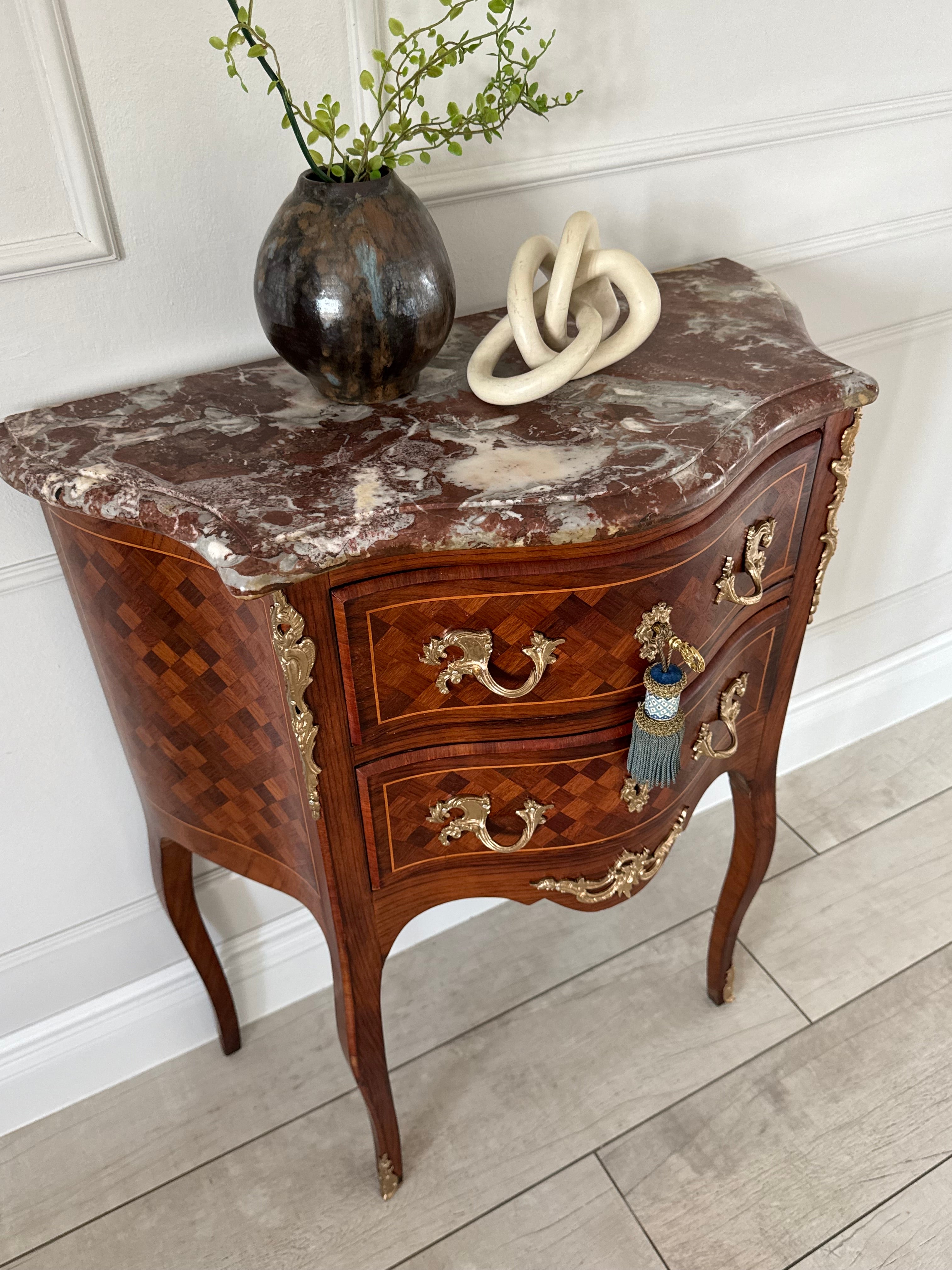 ANTIKE FRANZÖSISCHE KOMMODE MIT MARMORPLATTE INTARSIERT