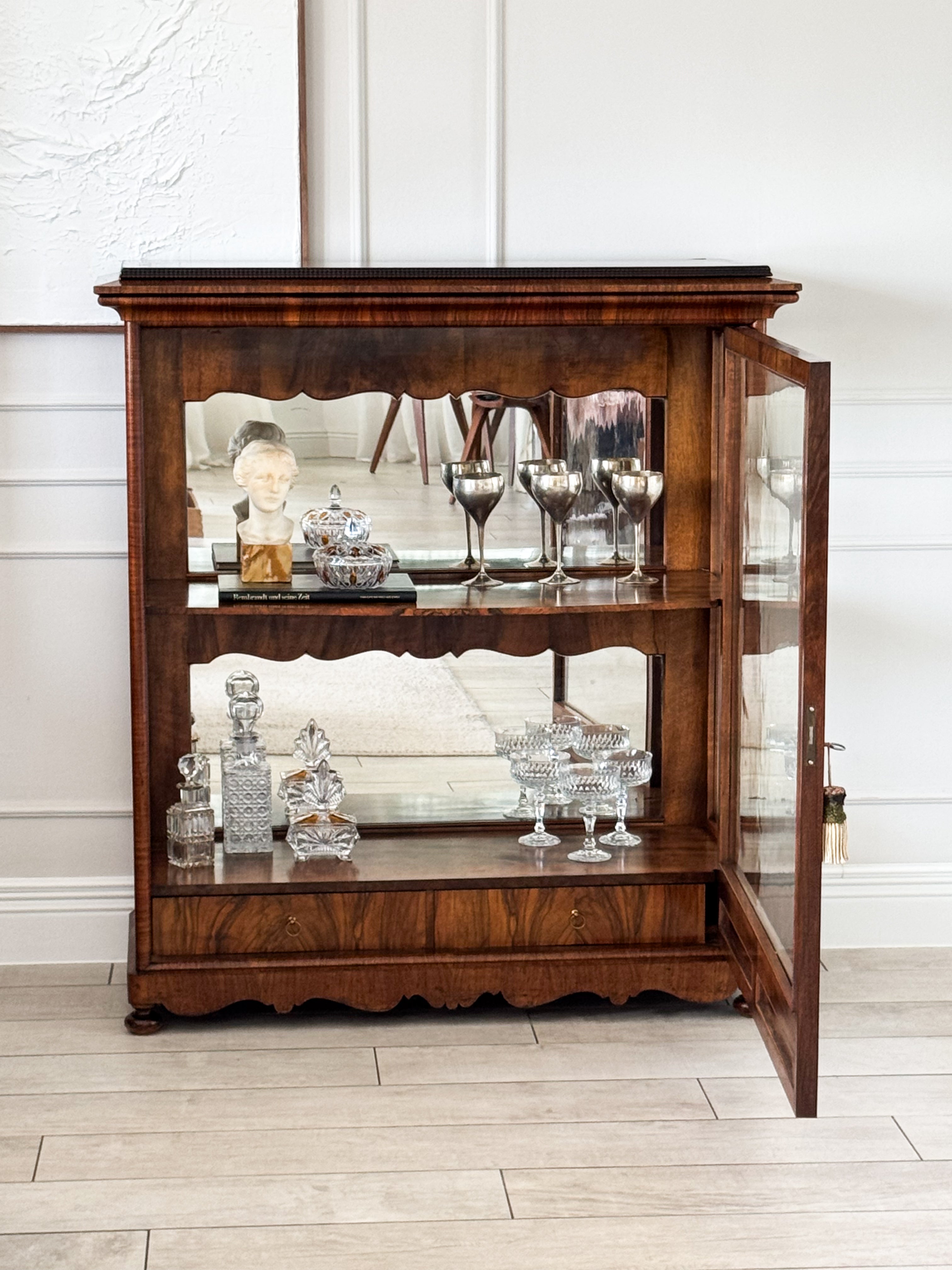 EDLER ANTIQUE BIEDERMEIER DISPLAY CABINET IN WALNUT 