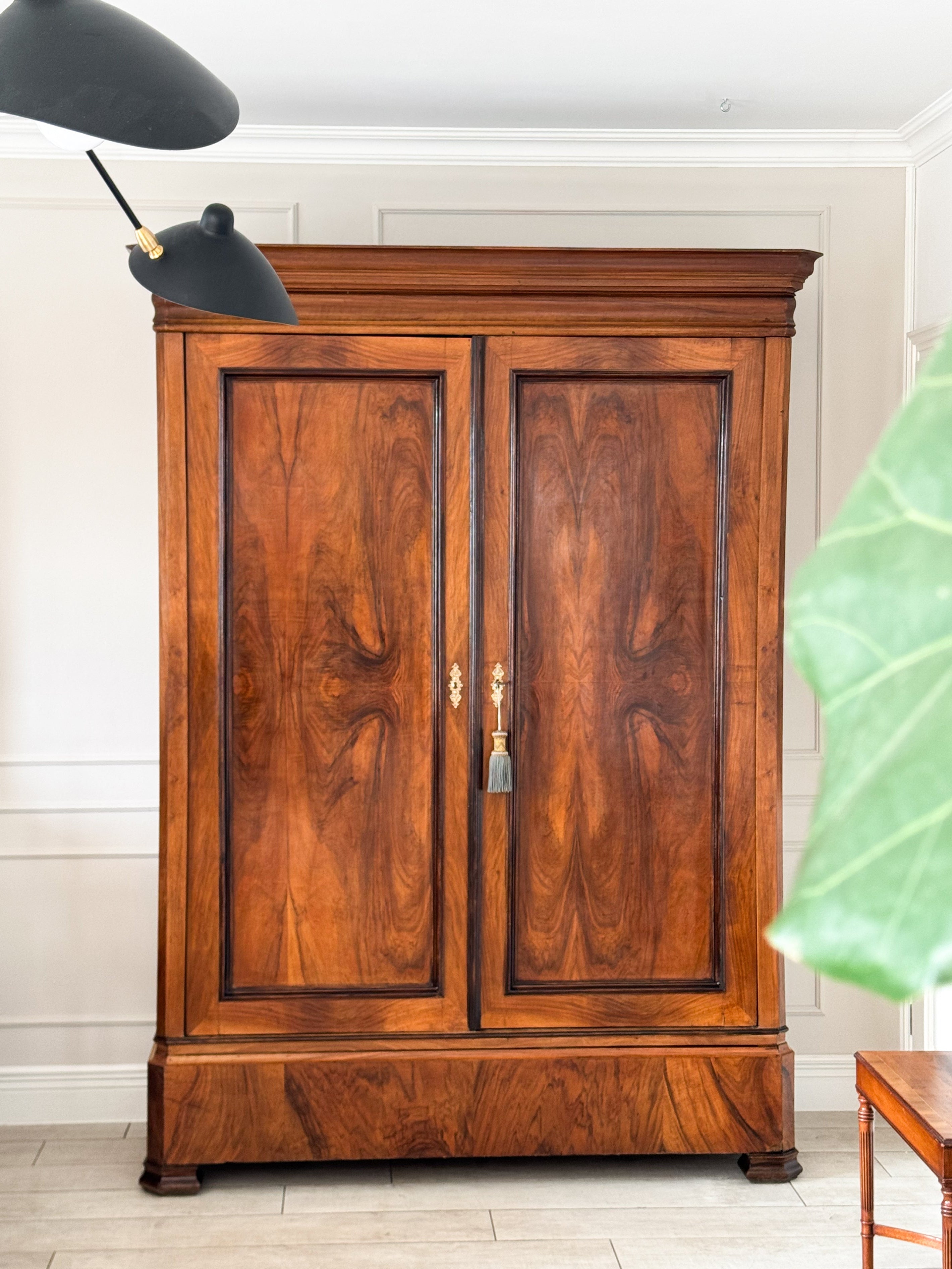 ANTIQUE FRENCH CABINET MADE OF WALNUT