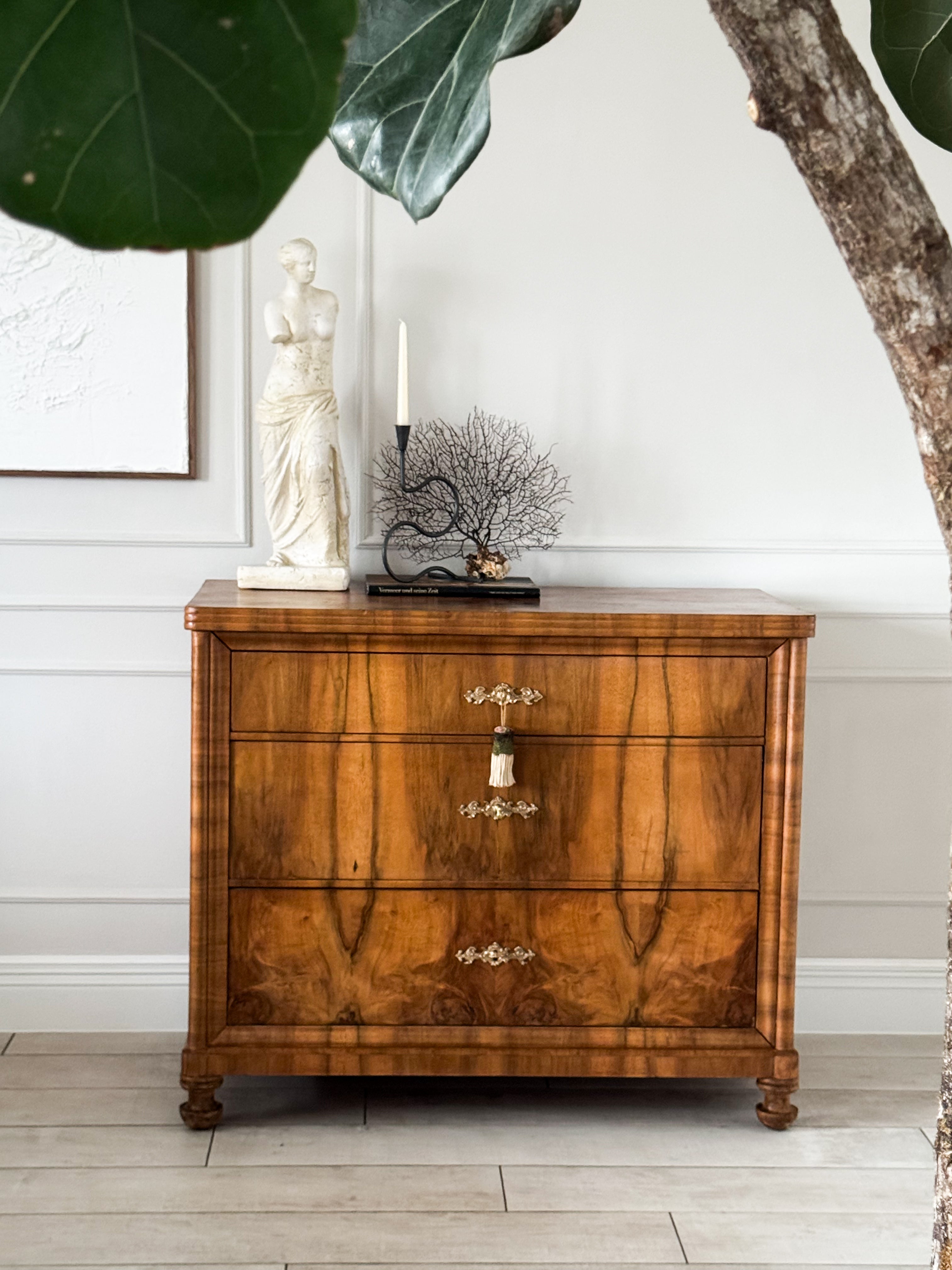 HÜBSCHE ANTIKE BIEDERMEIER KOMMODE NUSSBAUM