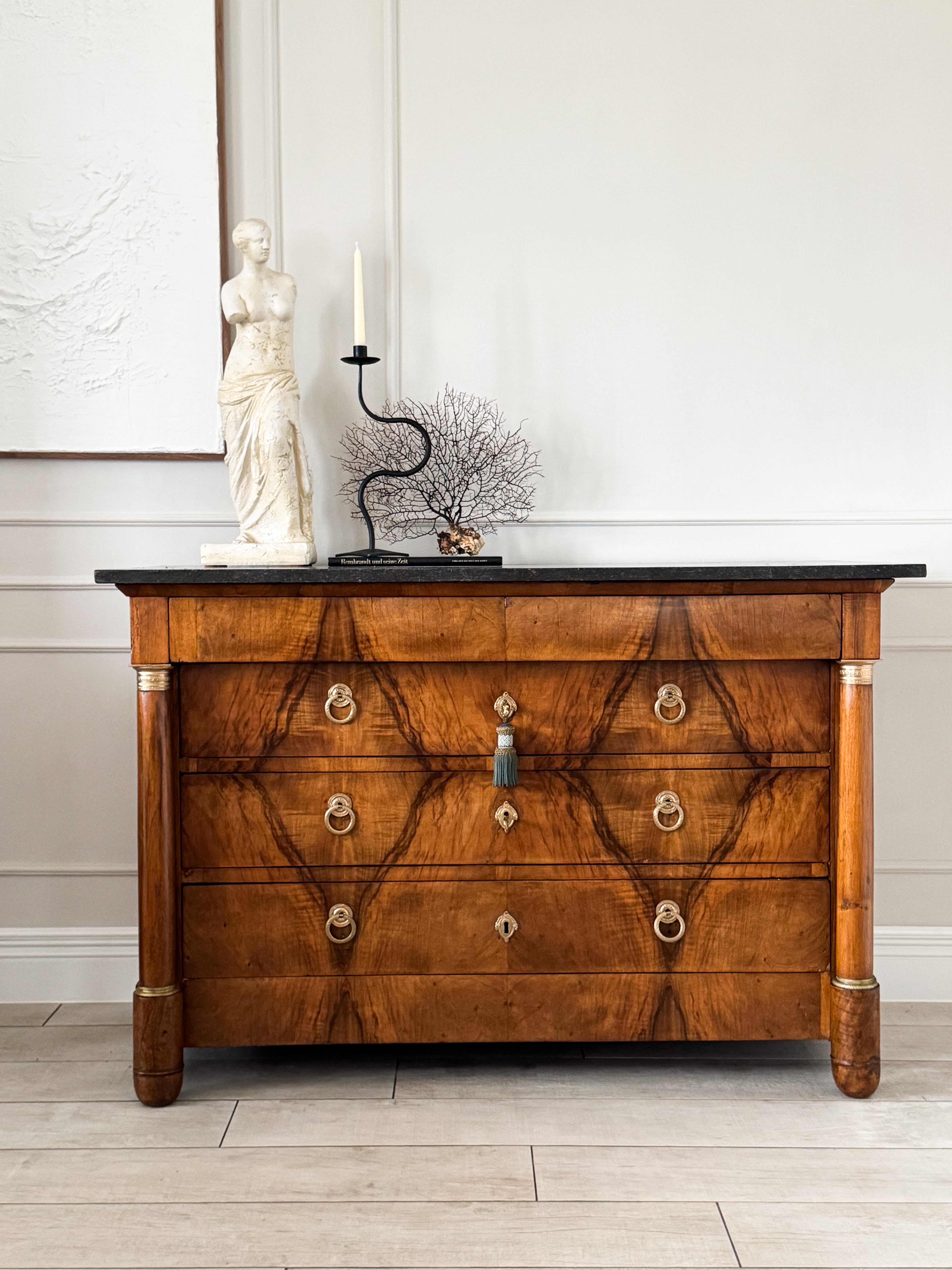 ANTIKE EMPIRE KOMMODE MIT MARMORPLATTE NUSSBAUM