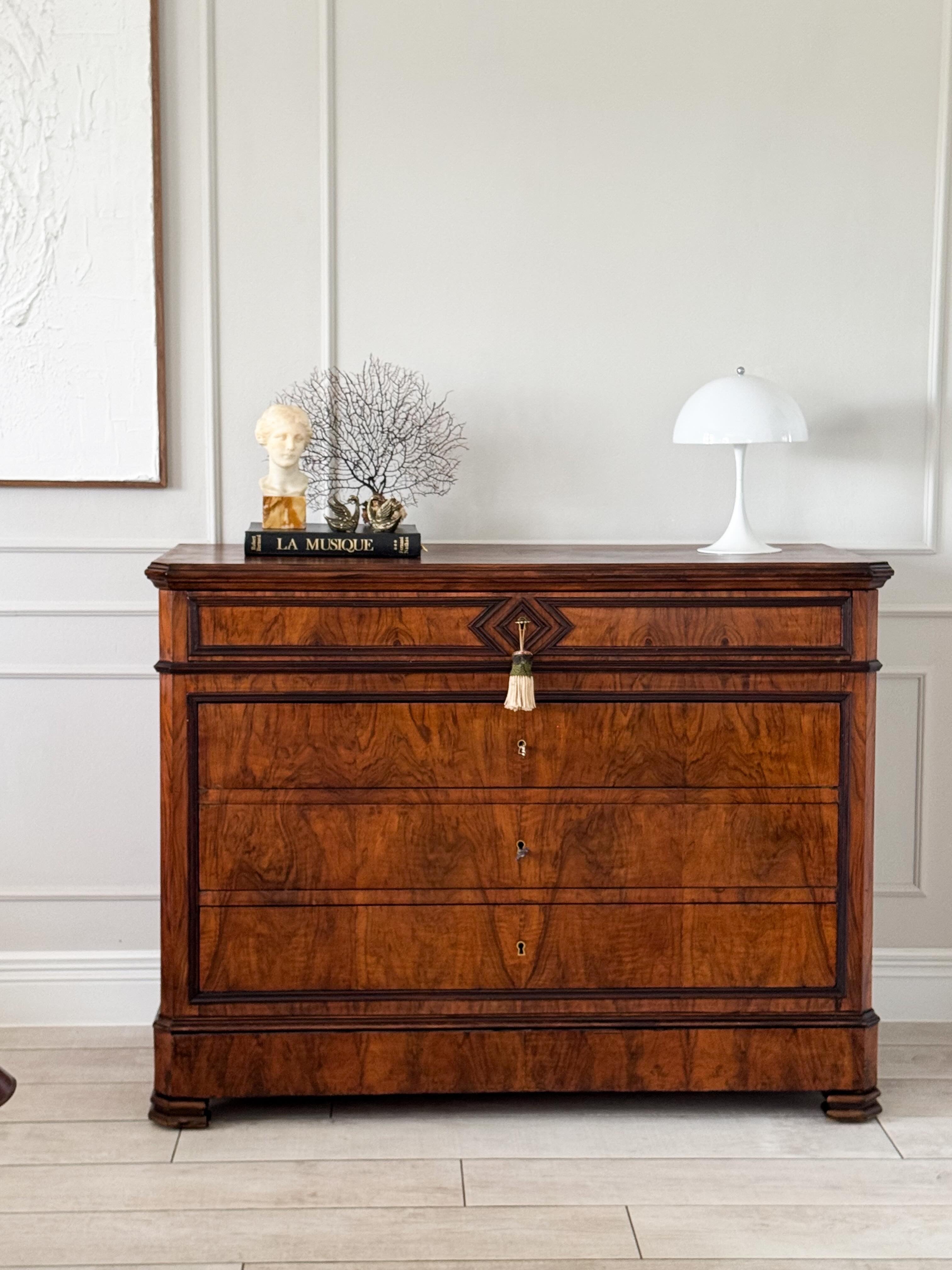 ELEGANTE FRANZÖSISCHE KOMMODE AUS NUSSBAUM