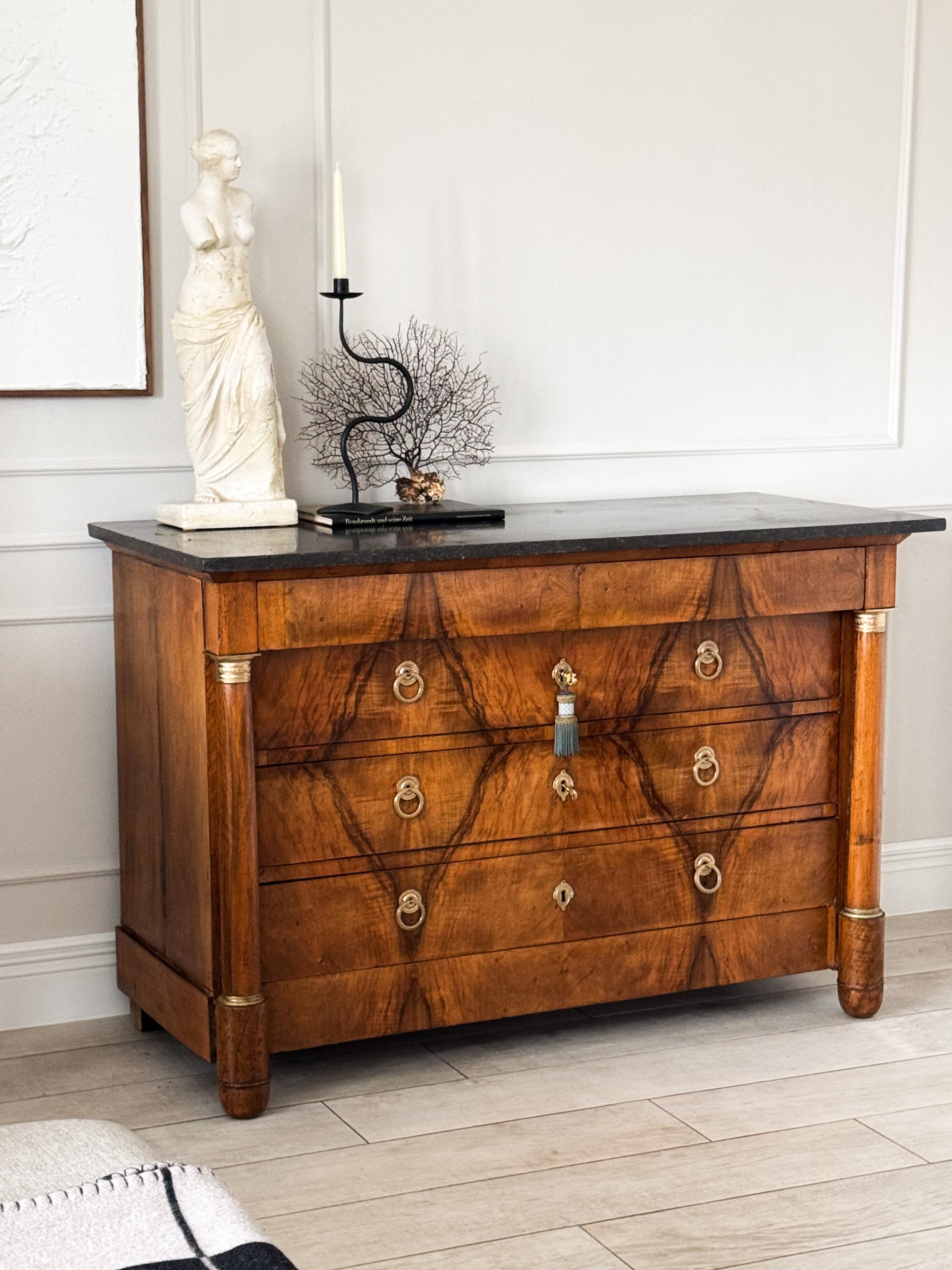 ANTIKE EMPIRE KOMMODE MIT MARMORPLATTE NUSSBAUM
