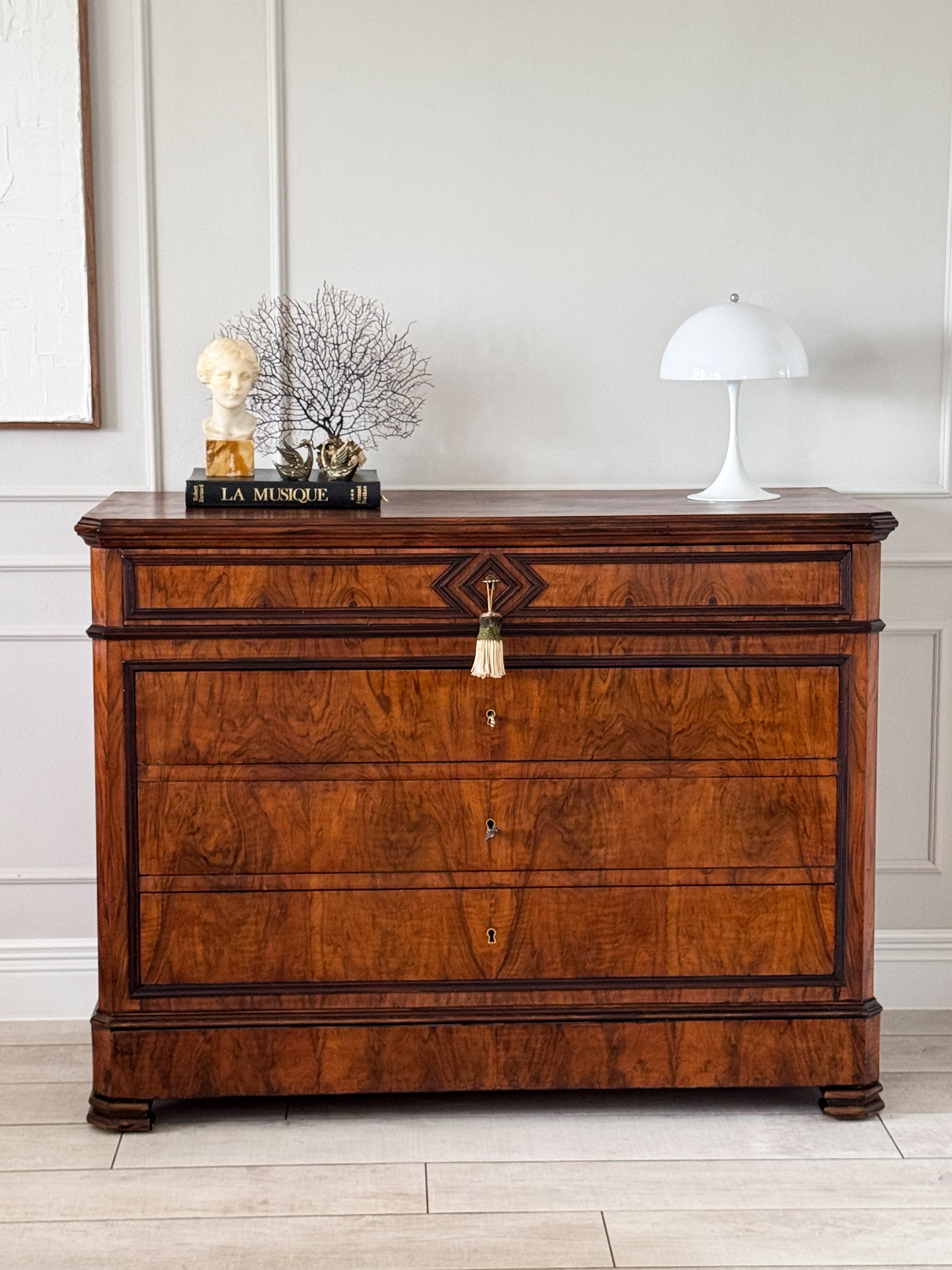 ELEGANTE FRANZÖSISCHE KOMMODE AUS NUSSBAUM