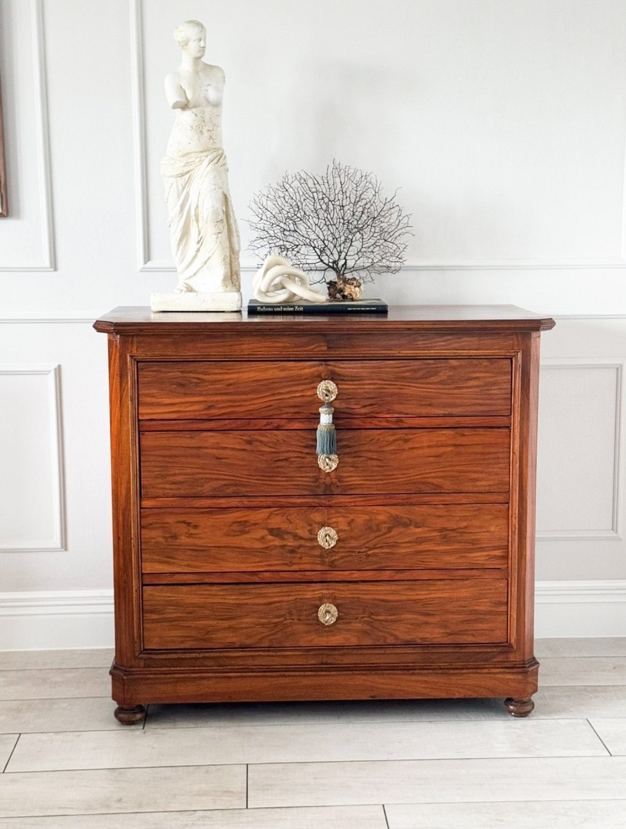 ANTIQUE BEAUTIFUL CHEST OF DRAWERS MADE OF WALNUT