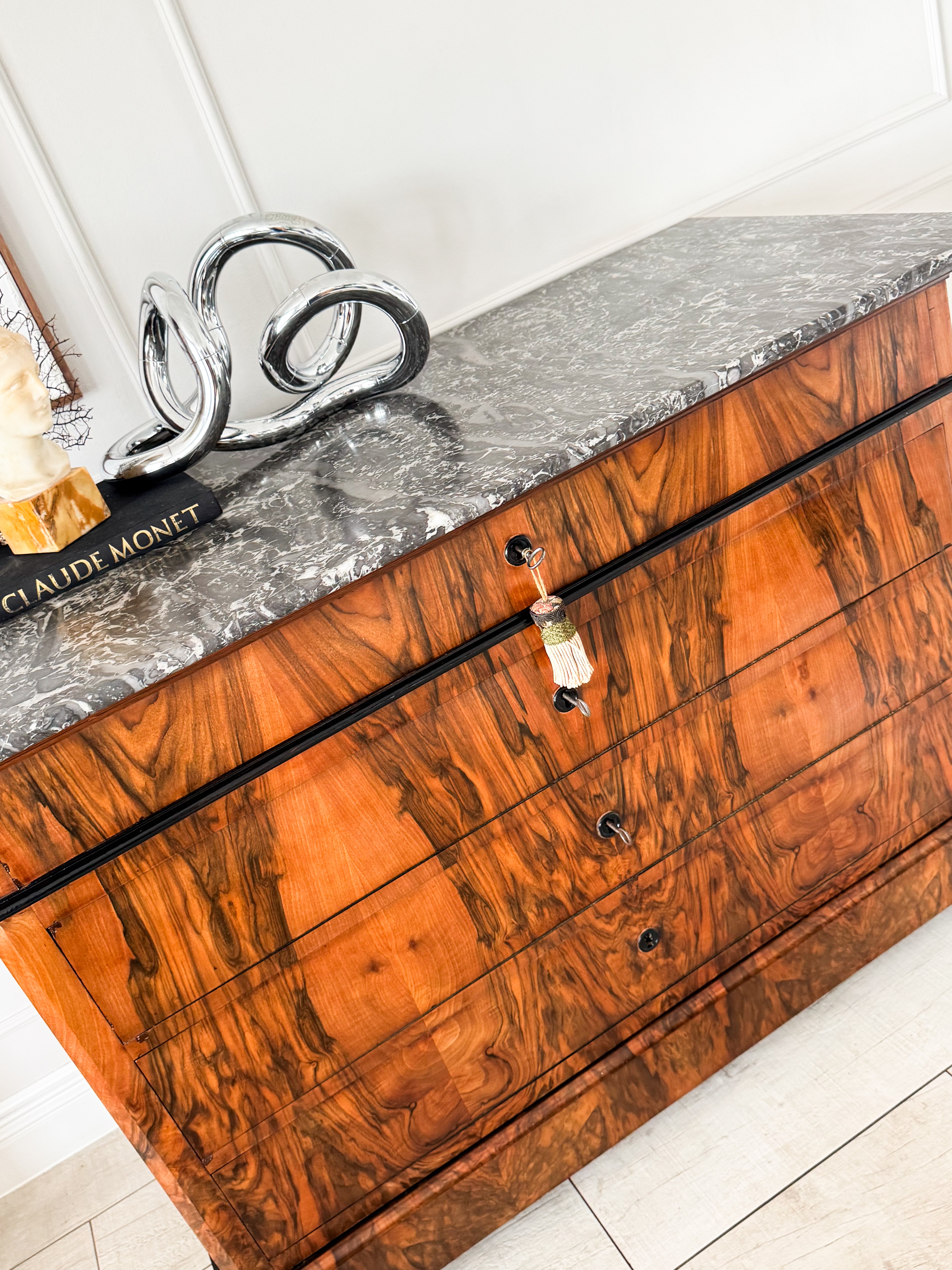 ANTIKE FRANZÖSISCHE KOMMODE AUS NUSSBAUM MIT MARMORPLATTE