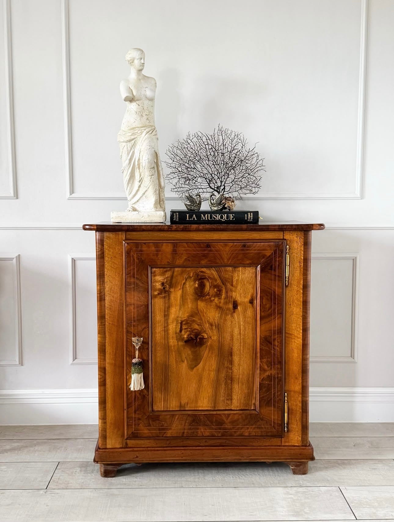 ANTIKER BIEDERMEIER HALBSCHRANK NUSSBAUM VOLLHOLZ